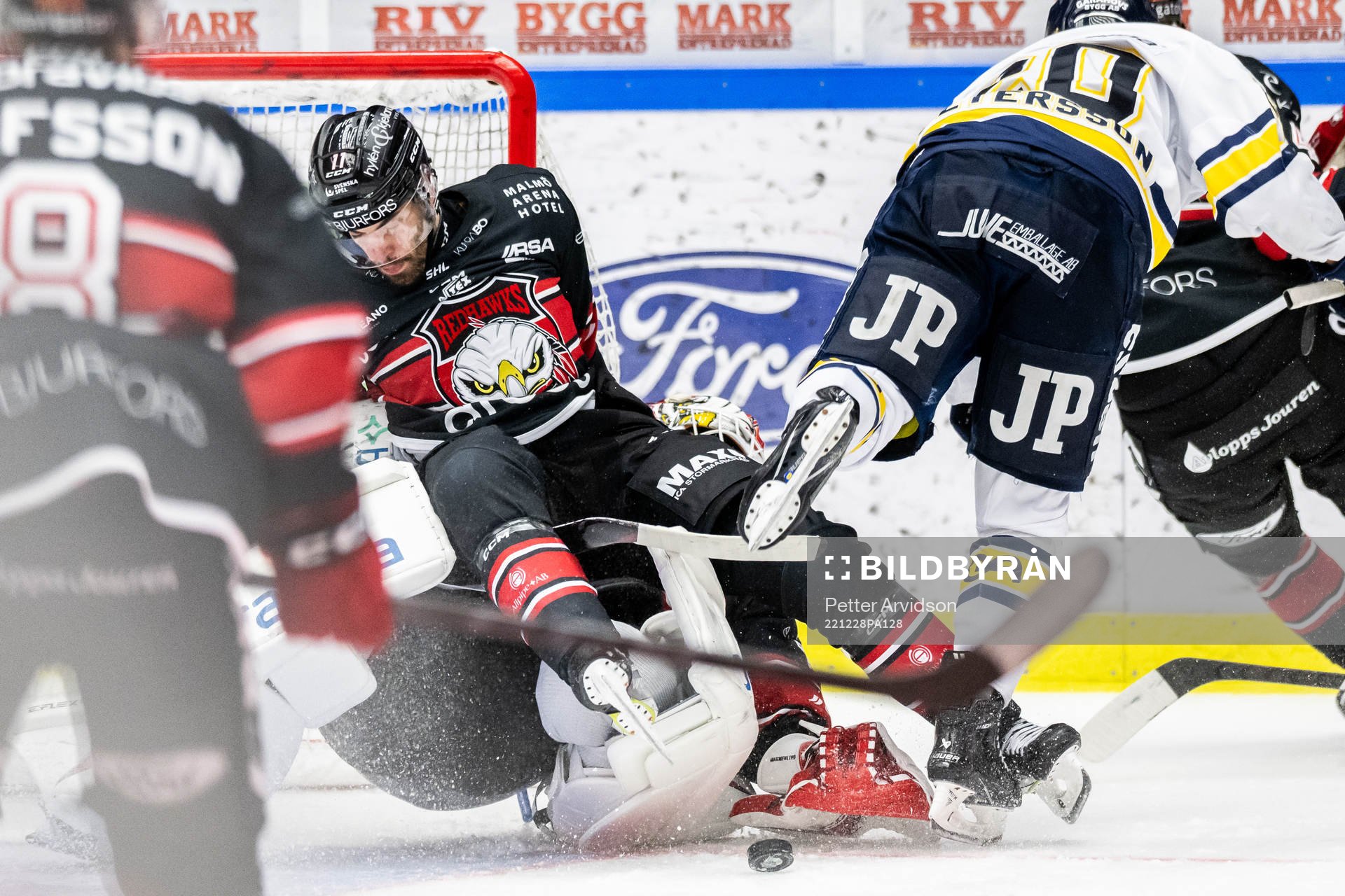 Malmö Redhawks Markus Lauridsen och HV71s André Petersson