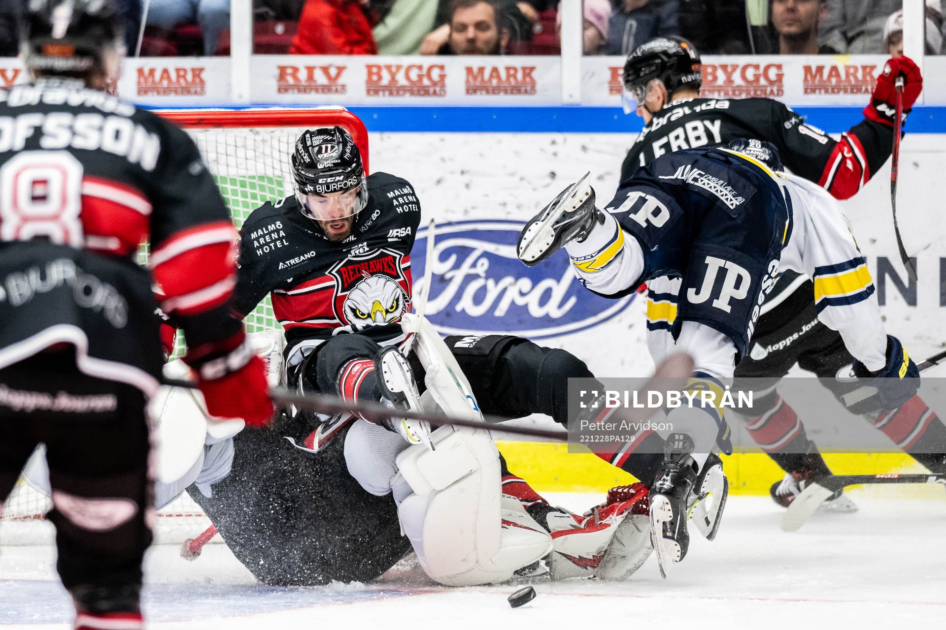 Malmö Redhawks Markus Lauridsen och HV71s André Petersson