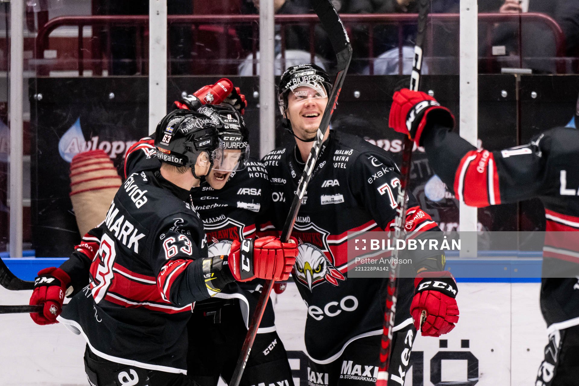 Malmö Redhawks Johan Olofsson jublar med Fredrik