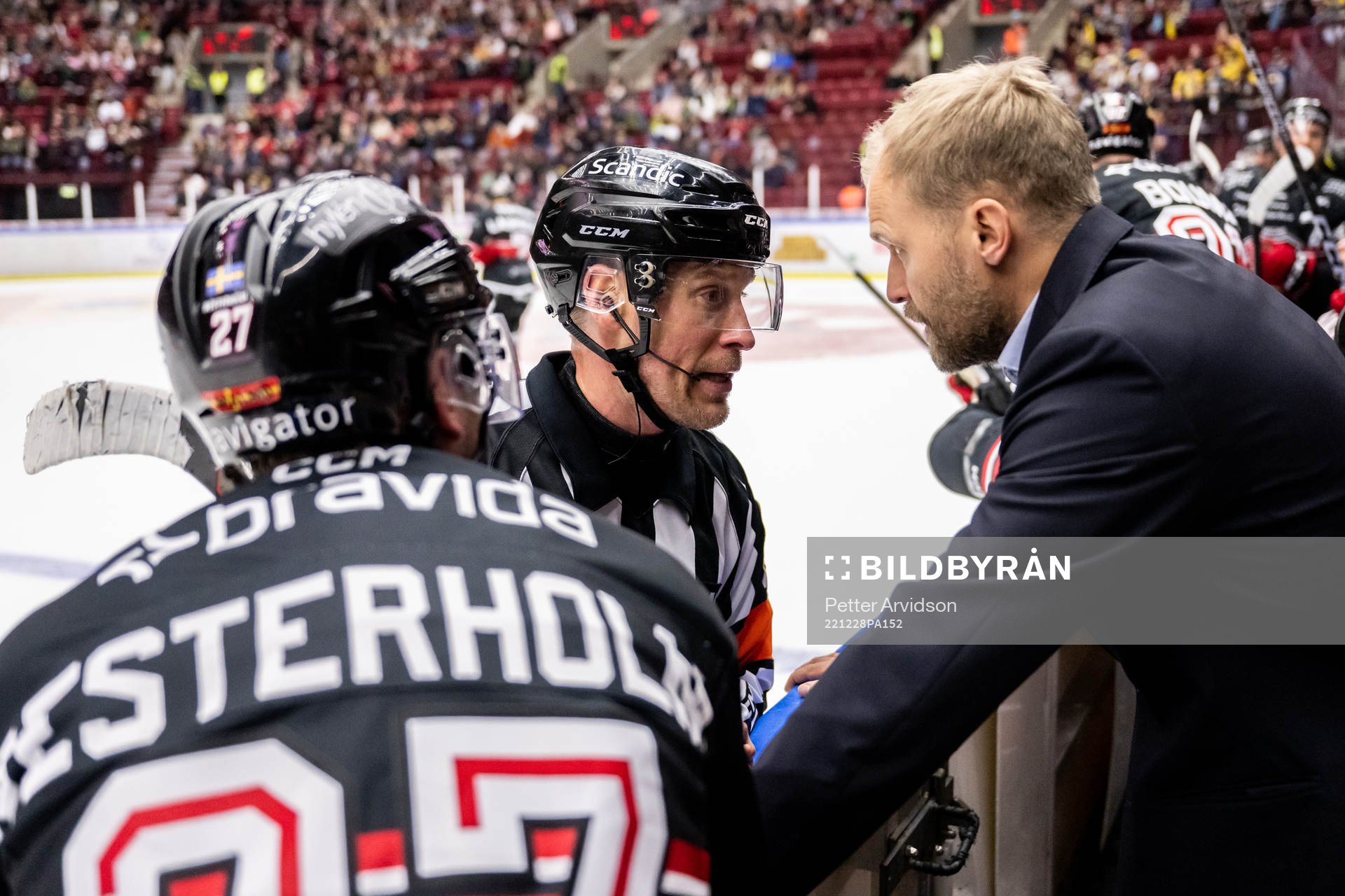Domare Tobias Björk i samtal med Malmö Redhawks