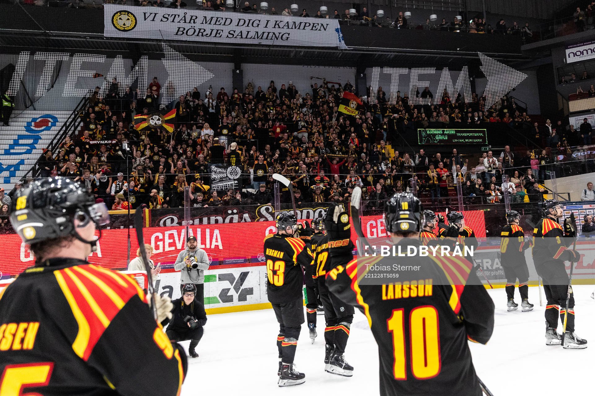 Brynäs spelare jublar med supportrarna