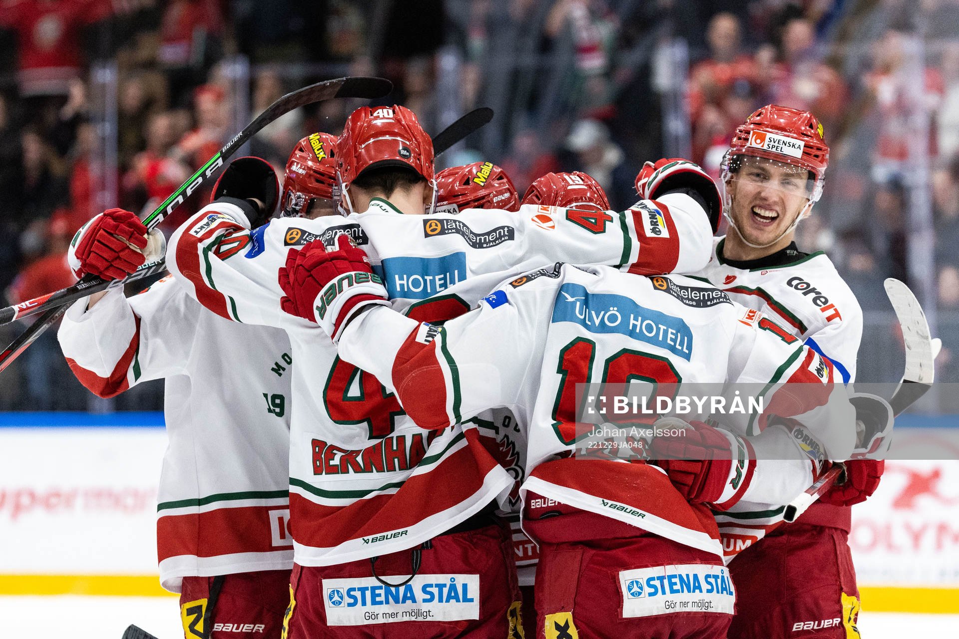 Modos Mikkel Aagaard jublar med lagkamrater