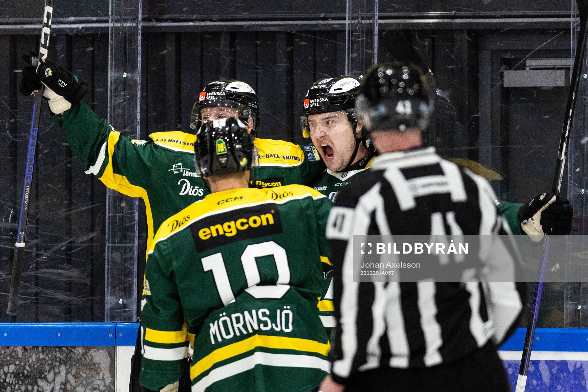 Östersunds Alexander Anderberg jublar med lagkamrater