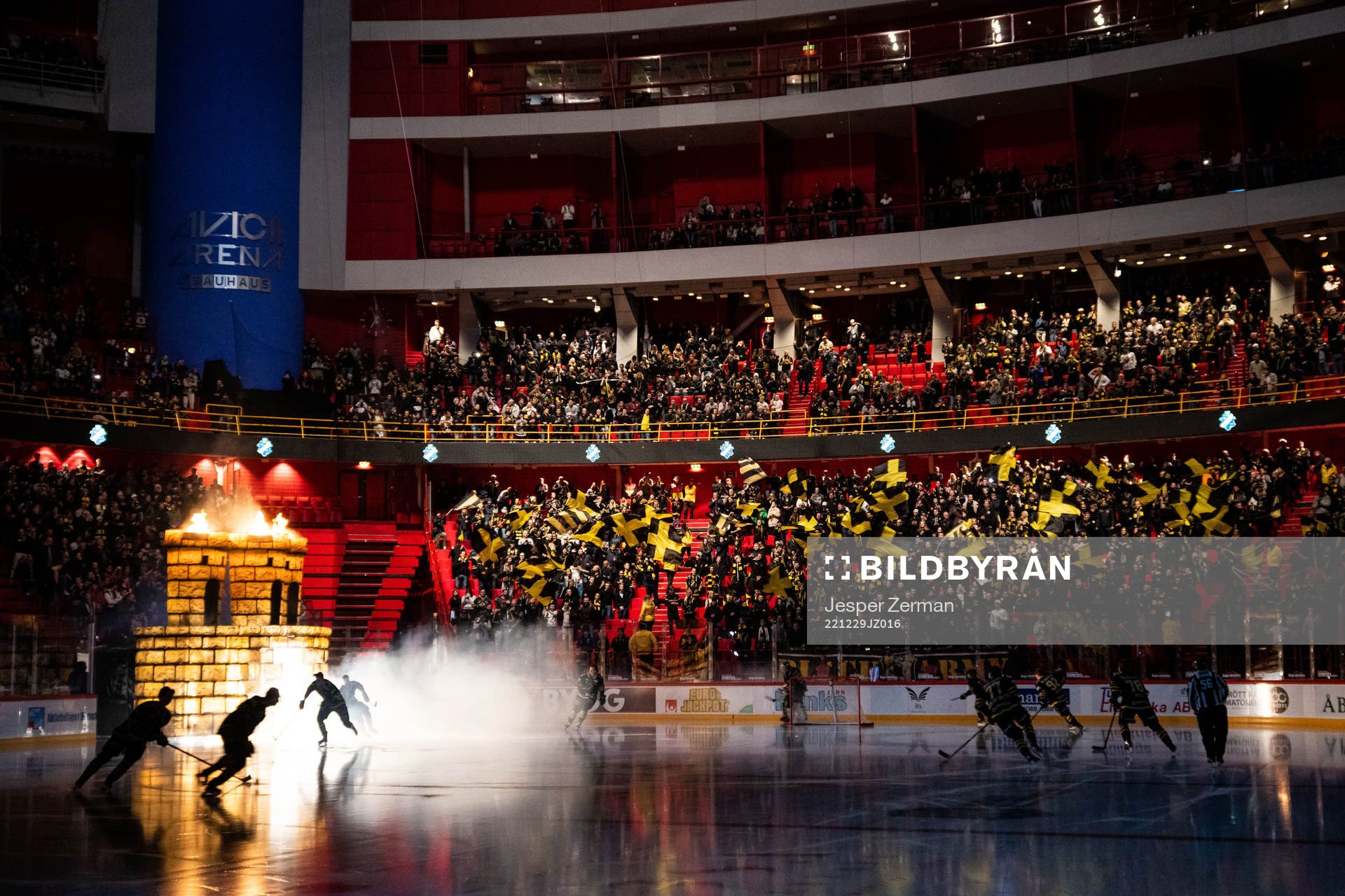AIKs spelare gör entré framför supportrarnas tifo