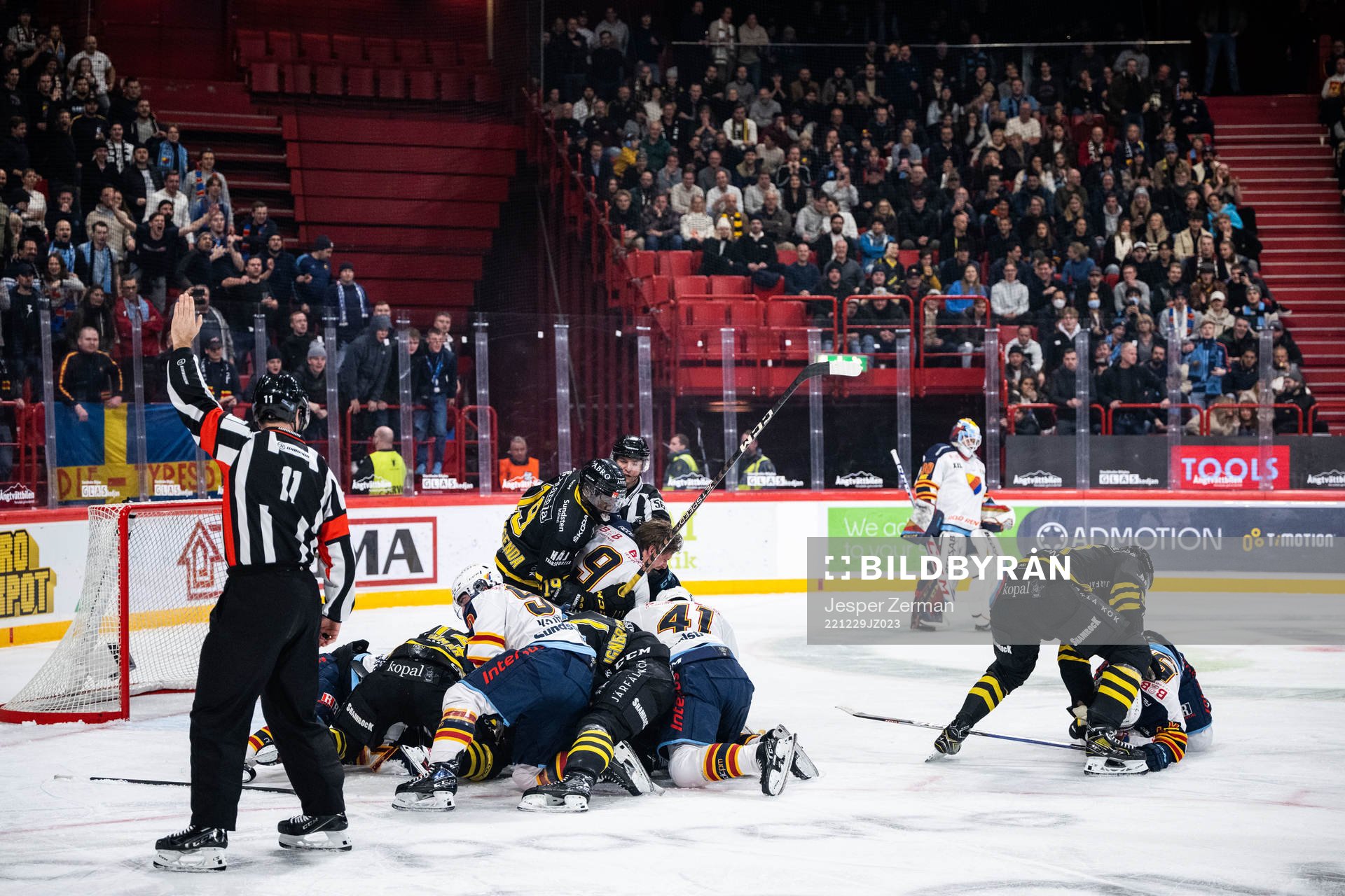 AIKs och Djurgårdens spelare i slagsmål