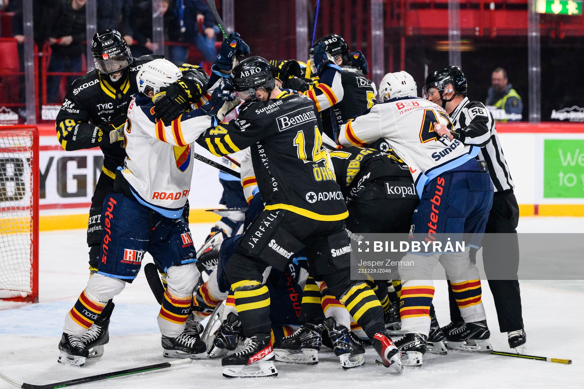 s och Djurgårdens spelare i slagsmål