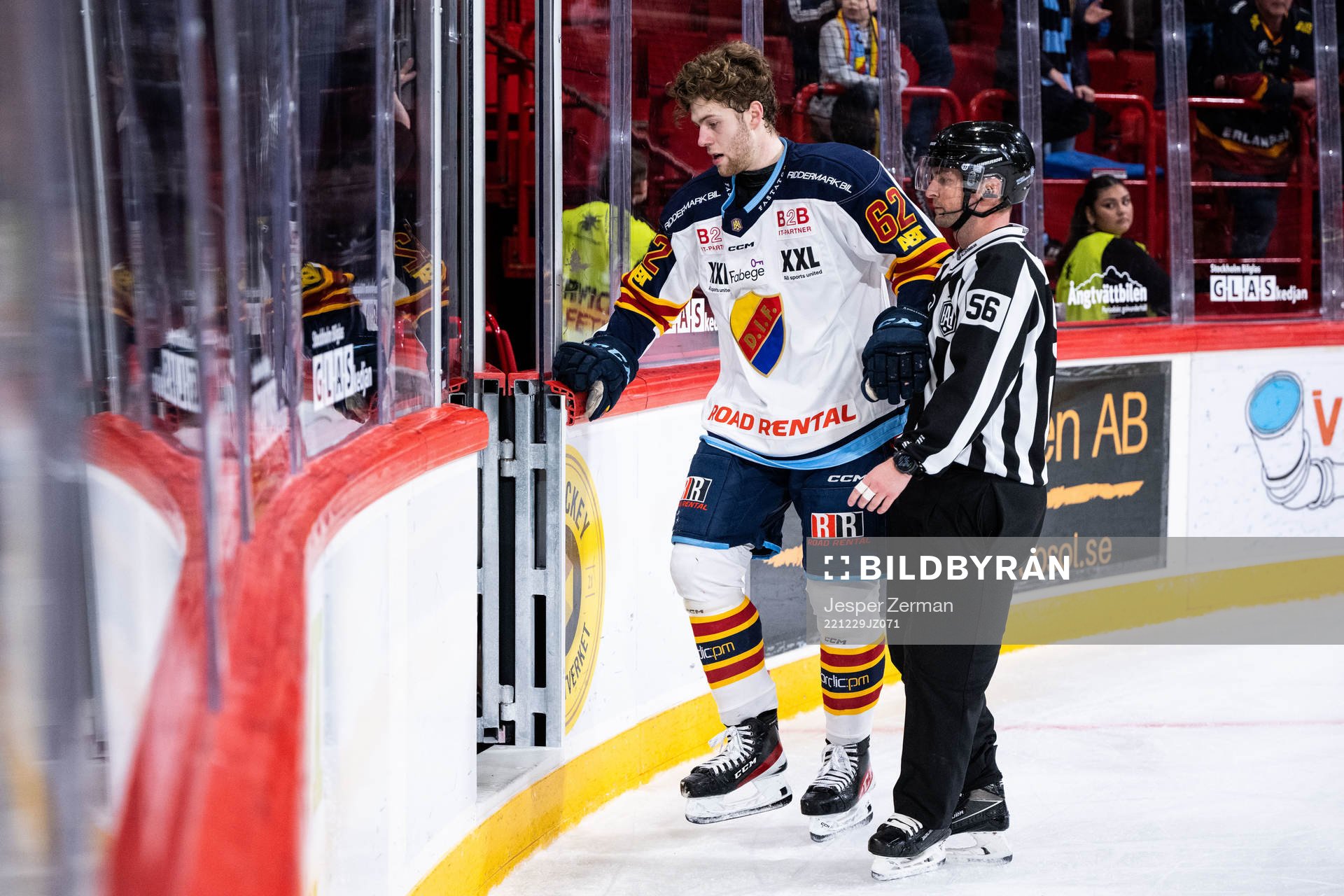 Djurgårdens Wiktor Nilsson lämnar isen