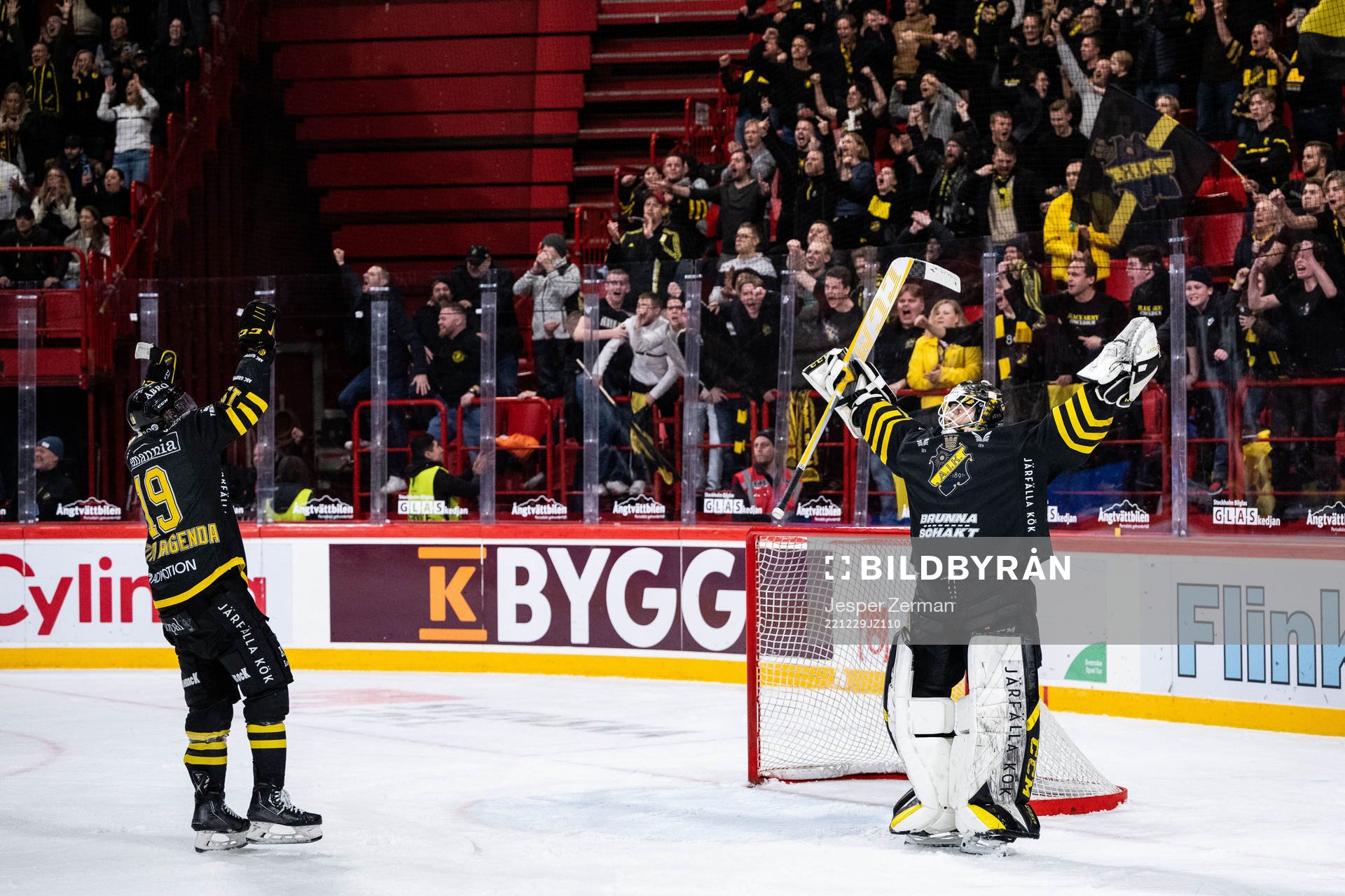 AIKs Daniel Muzito-Bagenda och målvakt Claes Endre jublar