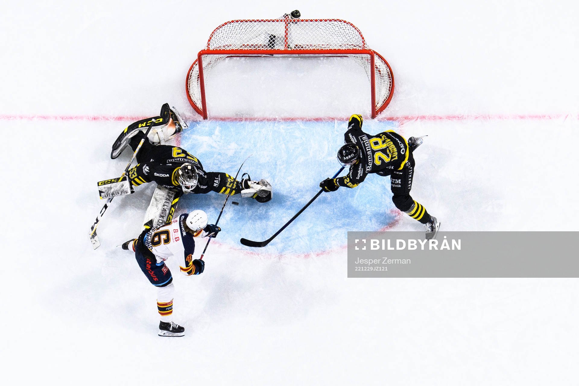 Djurgårdens Tim Söderlund mot AIKs målvakt Claes Endre
