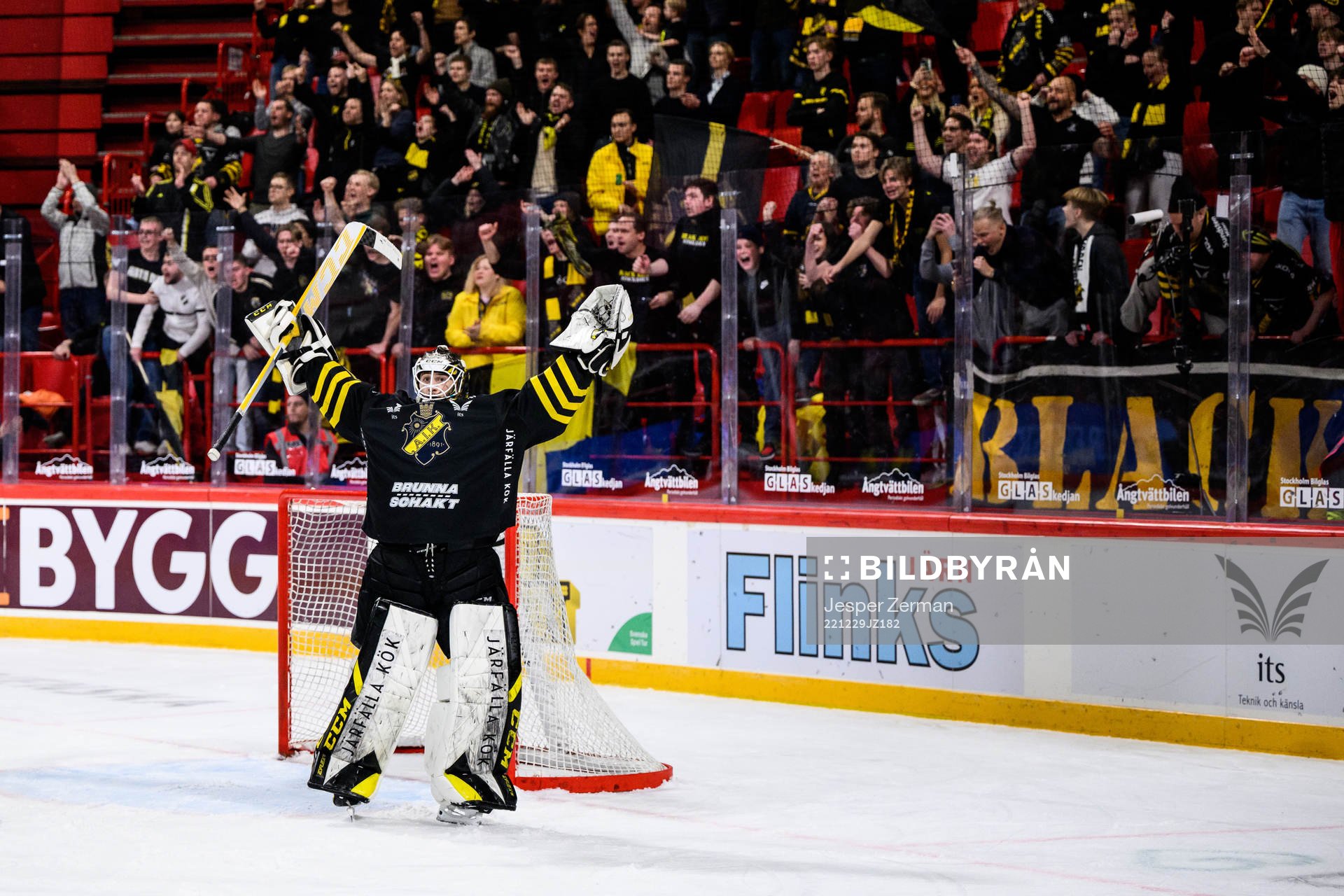 AIKs målvakt Claes Endre jublar