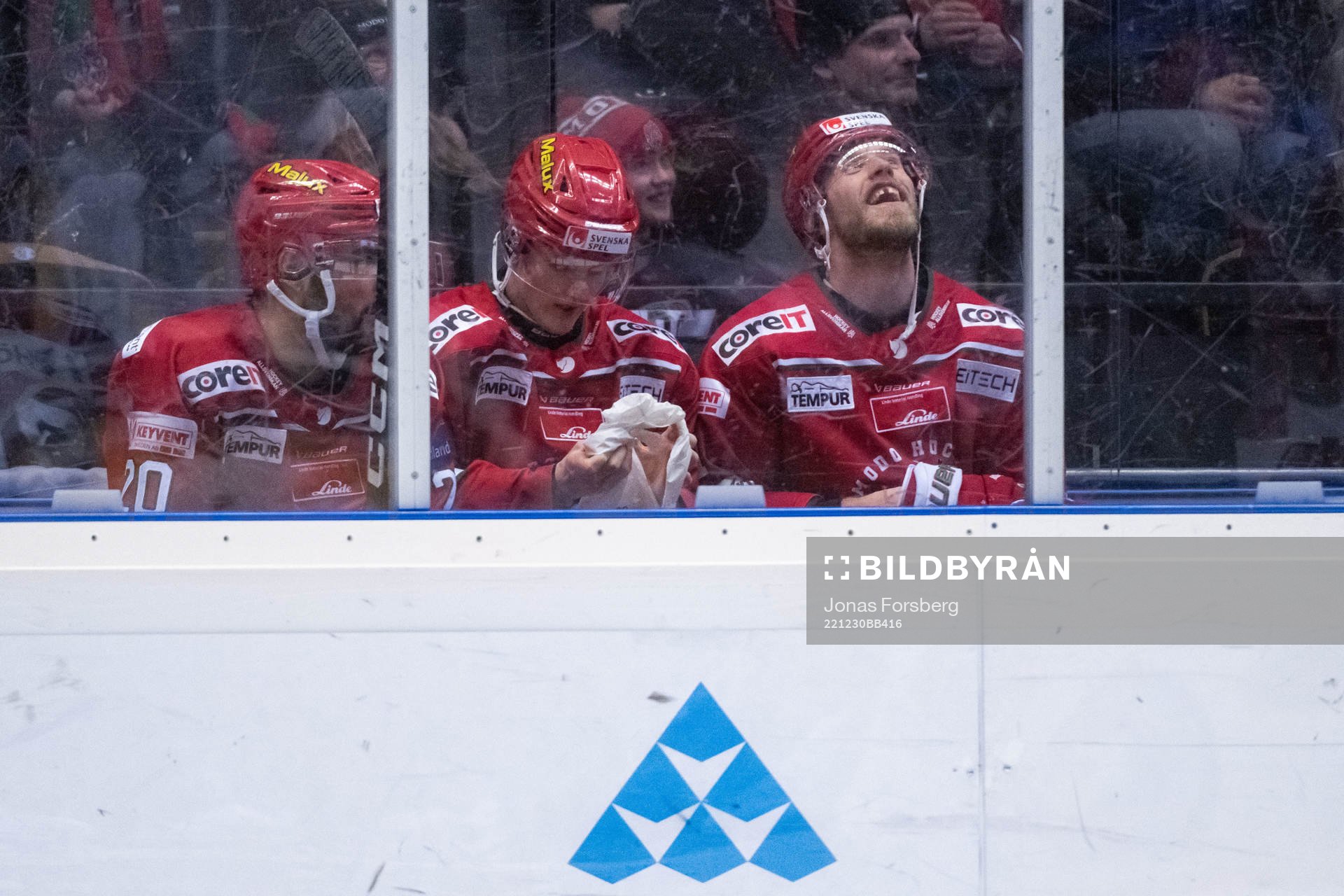 Modos Marcus Vela och Josef Ingman i utvisningsbåset
