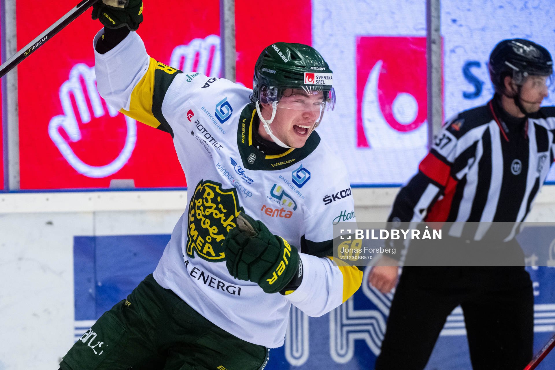 Björklövens Elliot Ekefjärd jublar