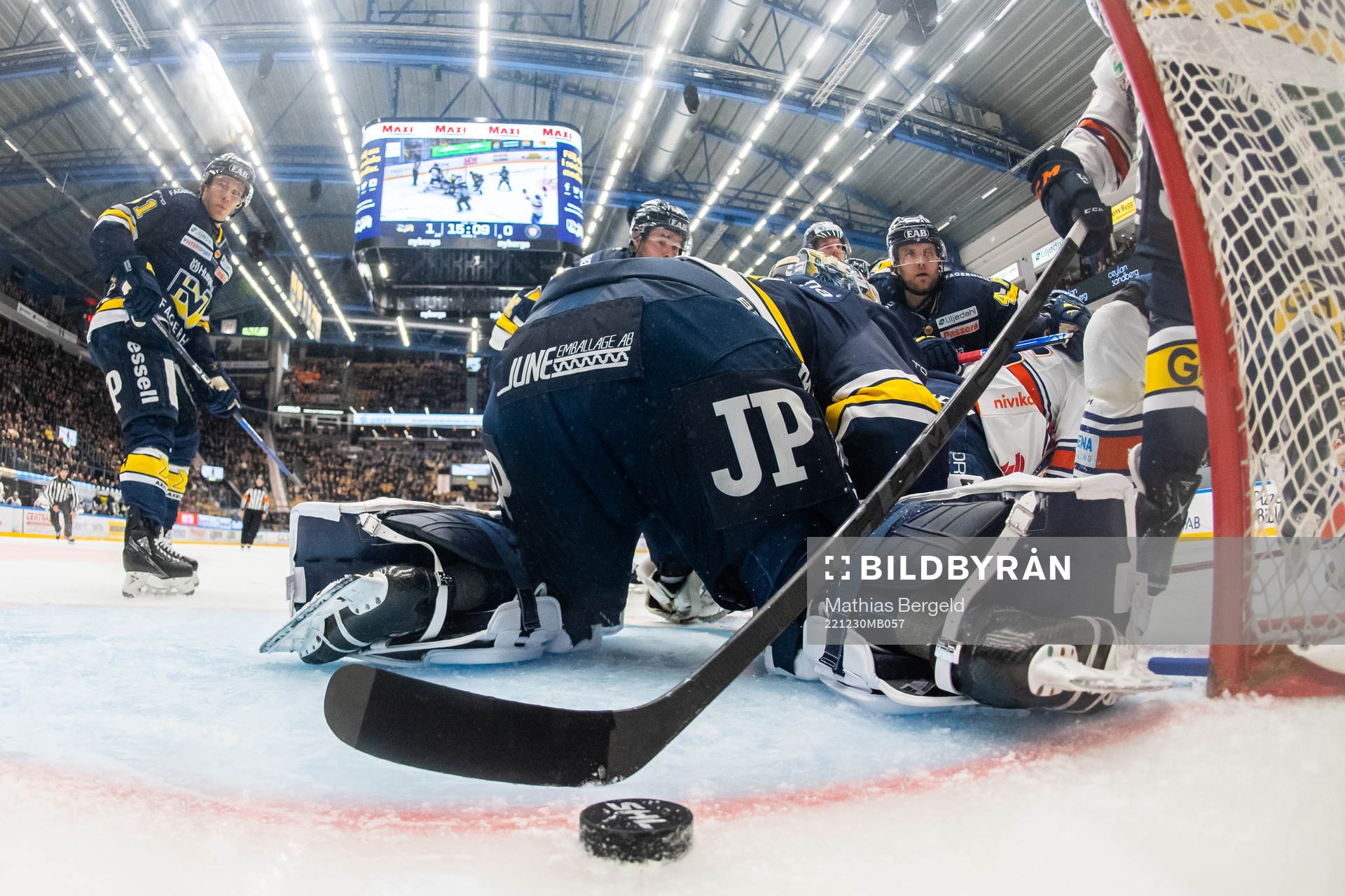 Växjös Joachim Blichfeld (ej i bild) gör 1-1 bakom HV71s
