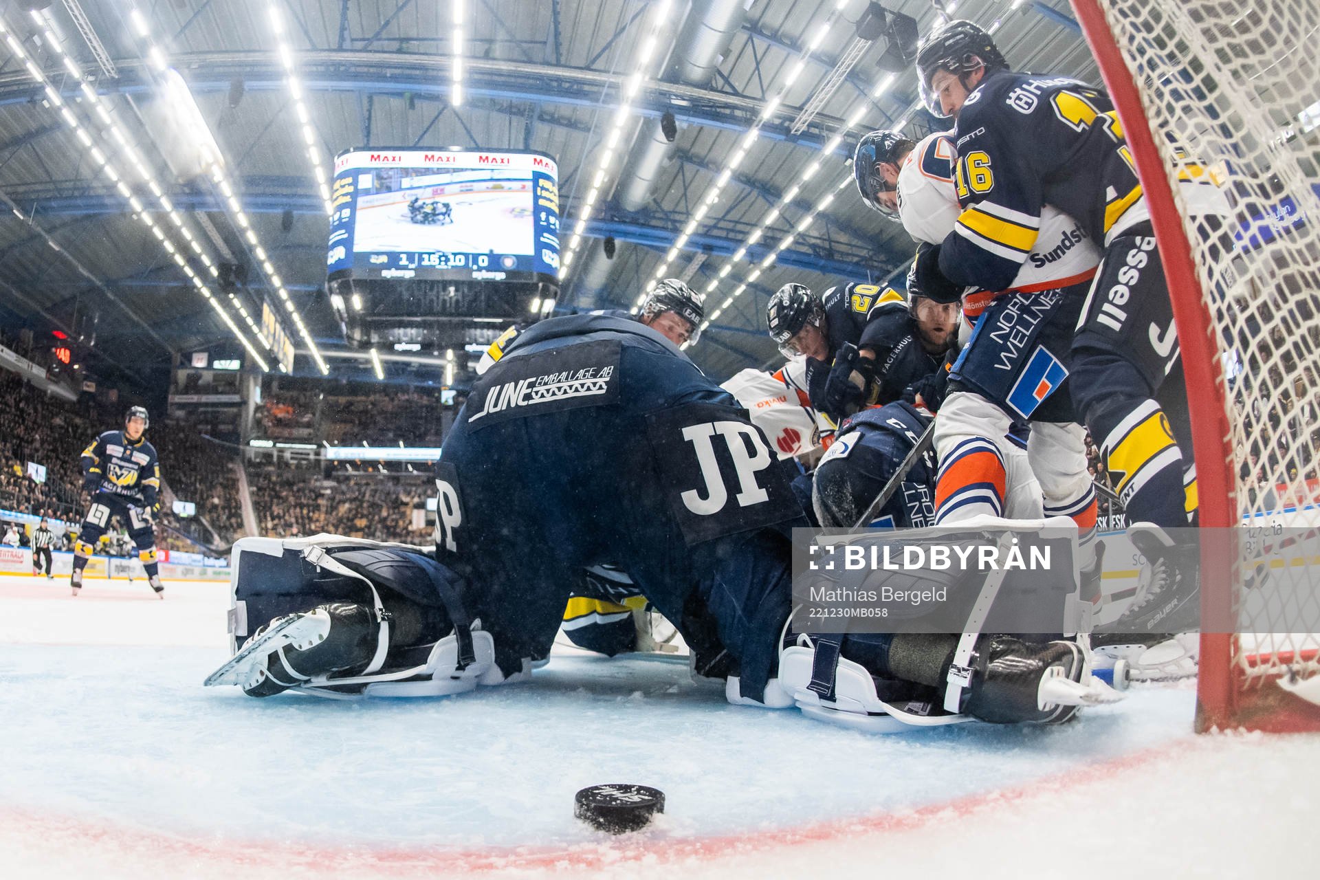 Växjös Joachim Blichfeld (ej i bild) gör 1-1 bakom HV71s