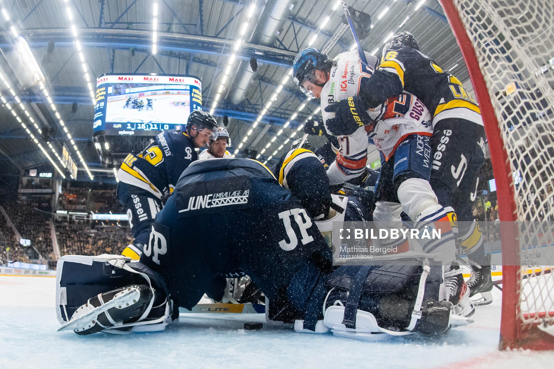 HV71s målvakt Joni Ortio och Joseph Laleggia