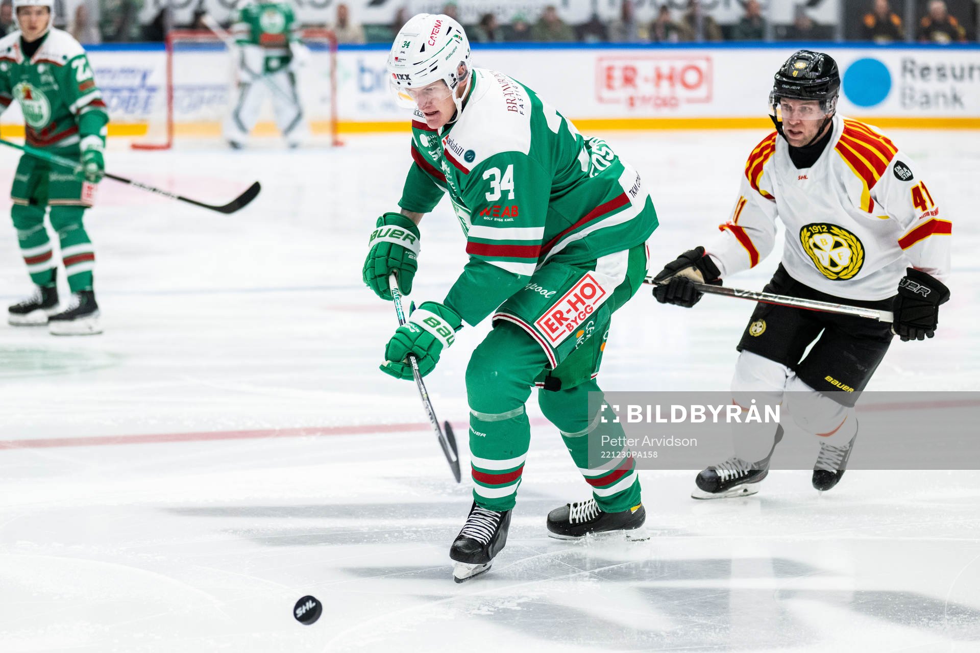 Rögles Adam Edström och Brynäs Greg Scott