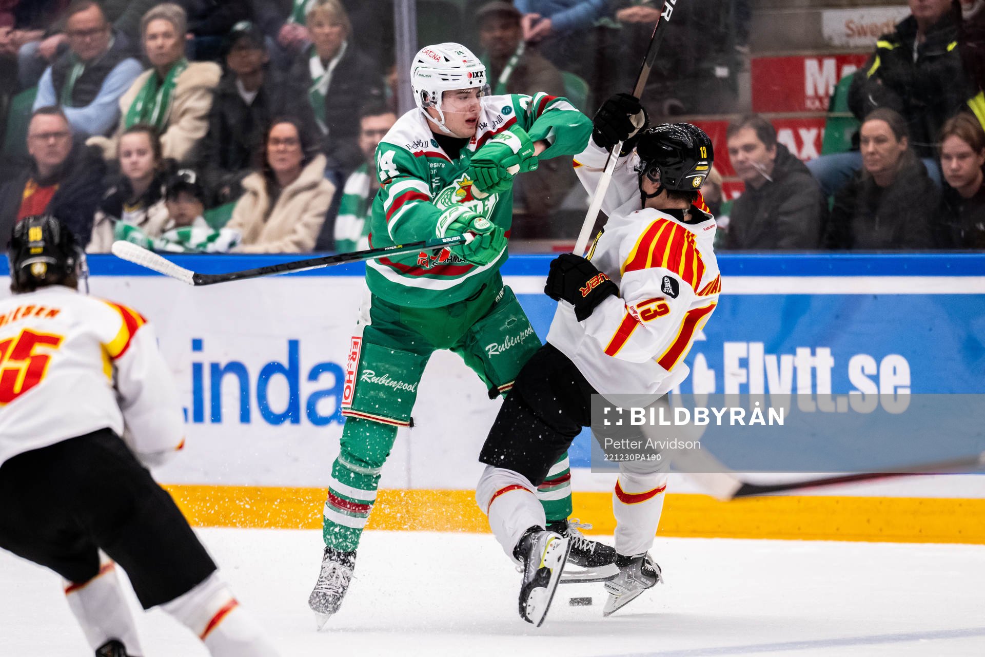 Rögles Marco Kasper tacklar Brynäs Samuel Johannesson