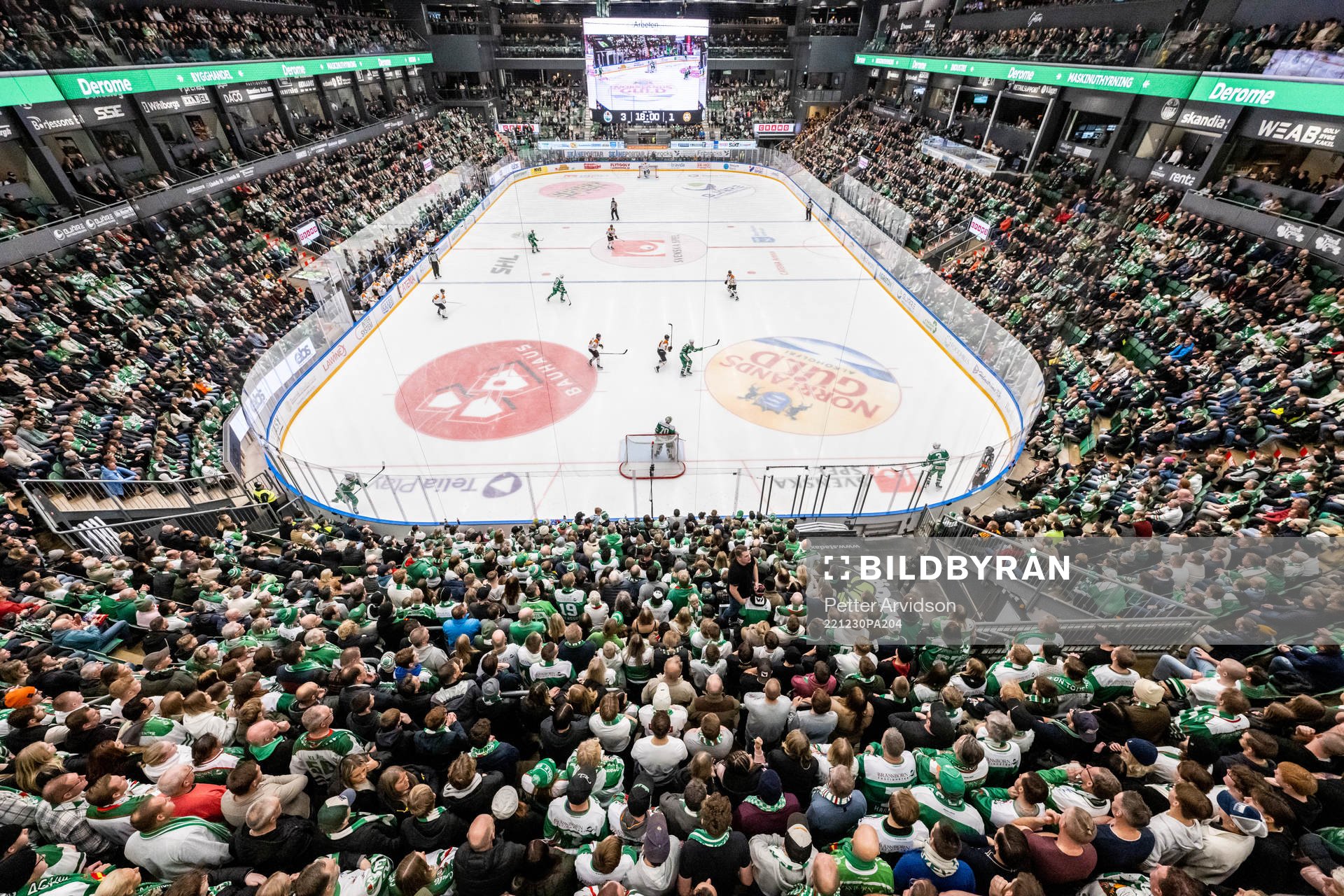Rögles supportrar följer ishockeymatchen i SHL mellan