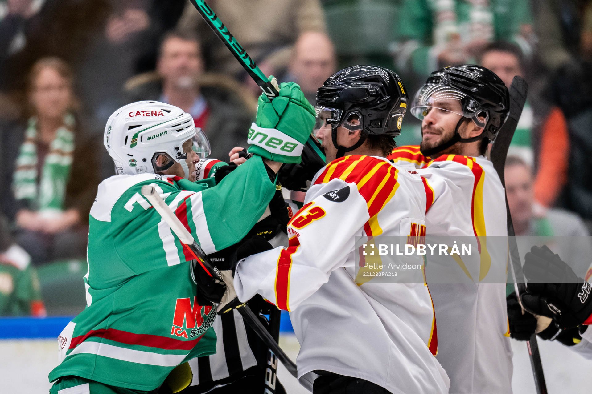 Rögles Daniel Zaar i bråk med Brynäs Samuel Johannesson