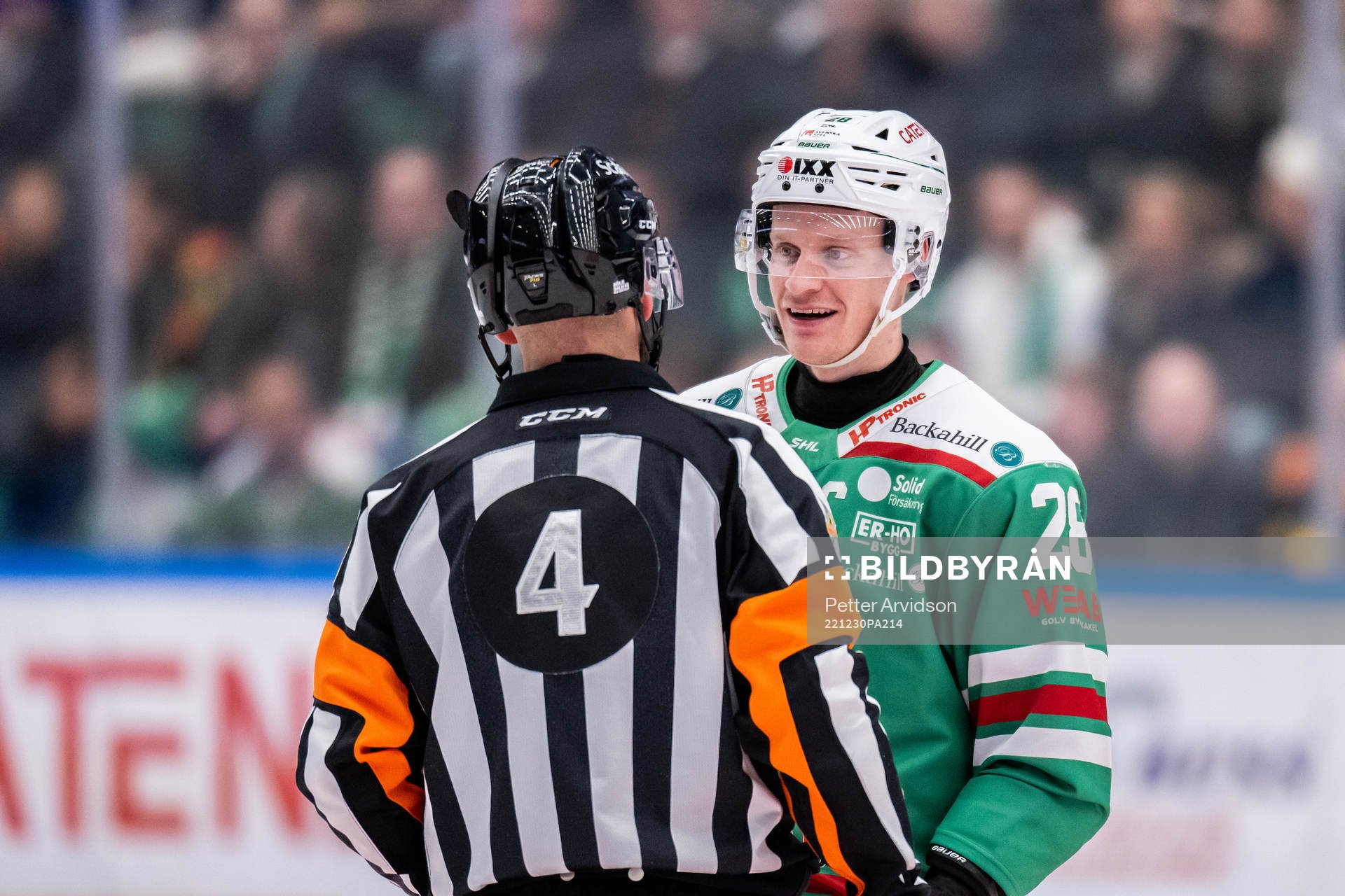 Rögles Anton Bengtsson i samtal med domare Marcus Linde
