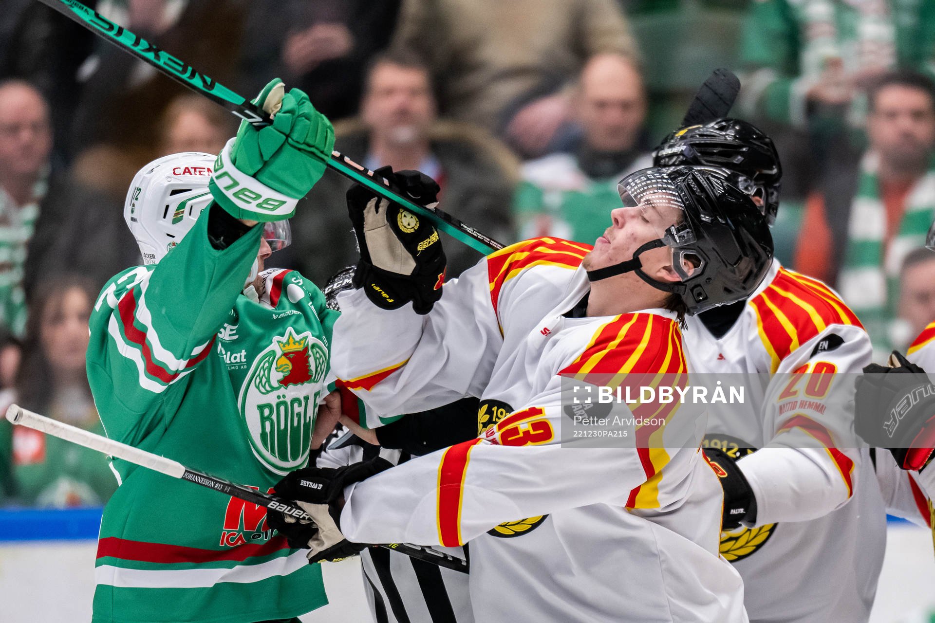 Rögles Daniel Zaar i bråk med Brynäs Samuel Johannesson