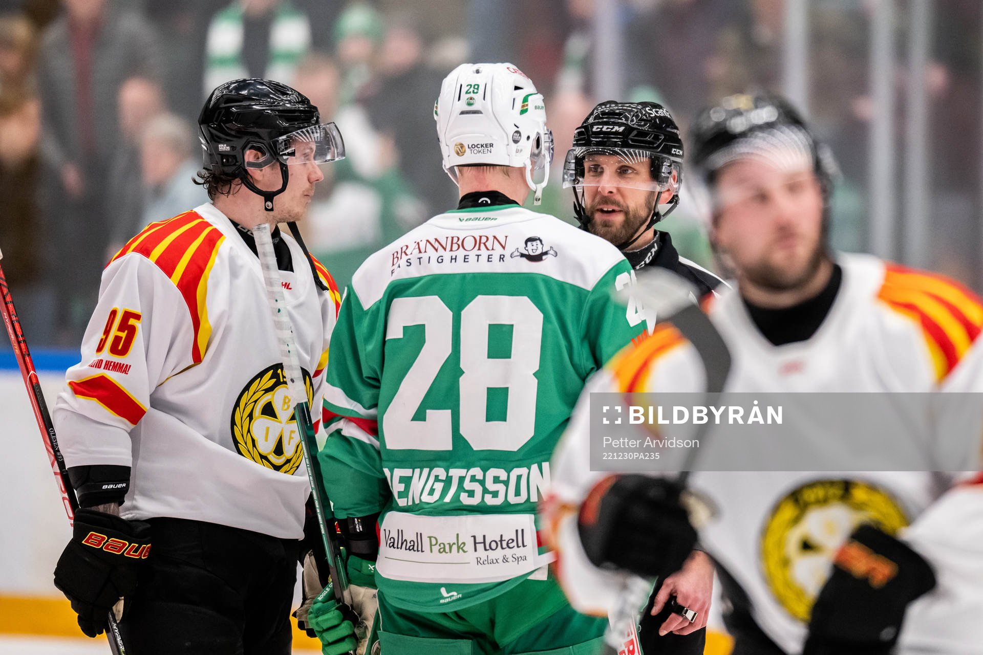 Brynäs Nick Olesen och Rögles Anton Bengtsson i samtal
