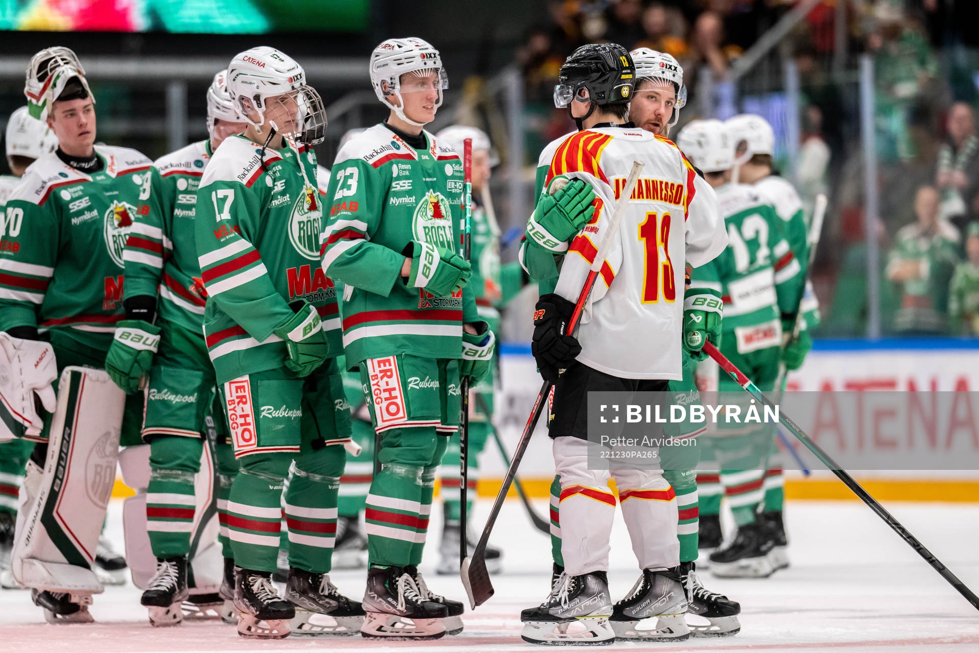 Rögles Linus Sandin kramar om Brynäs Samuel Johannesson
