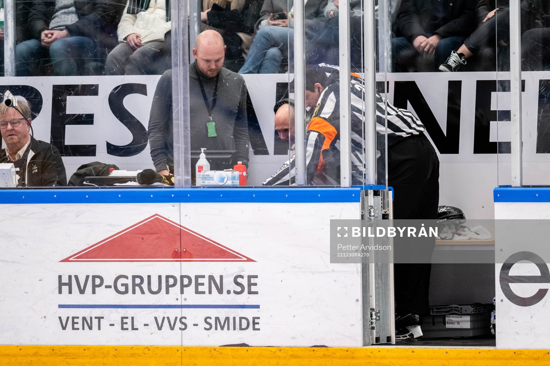 Domare Marcus Linde och Kristoffer Folkstrand ringer på en
