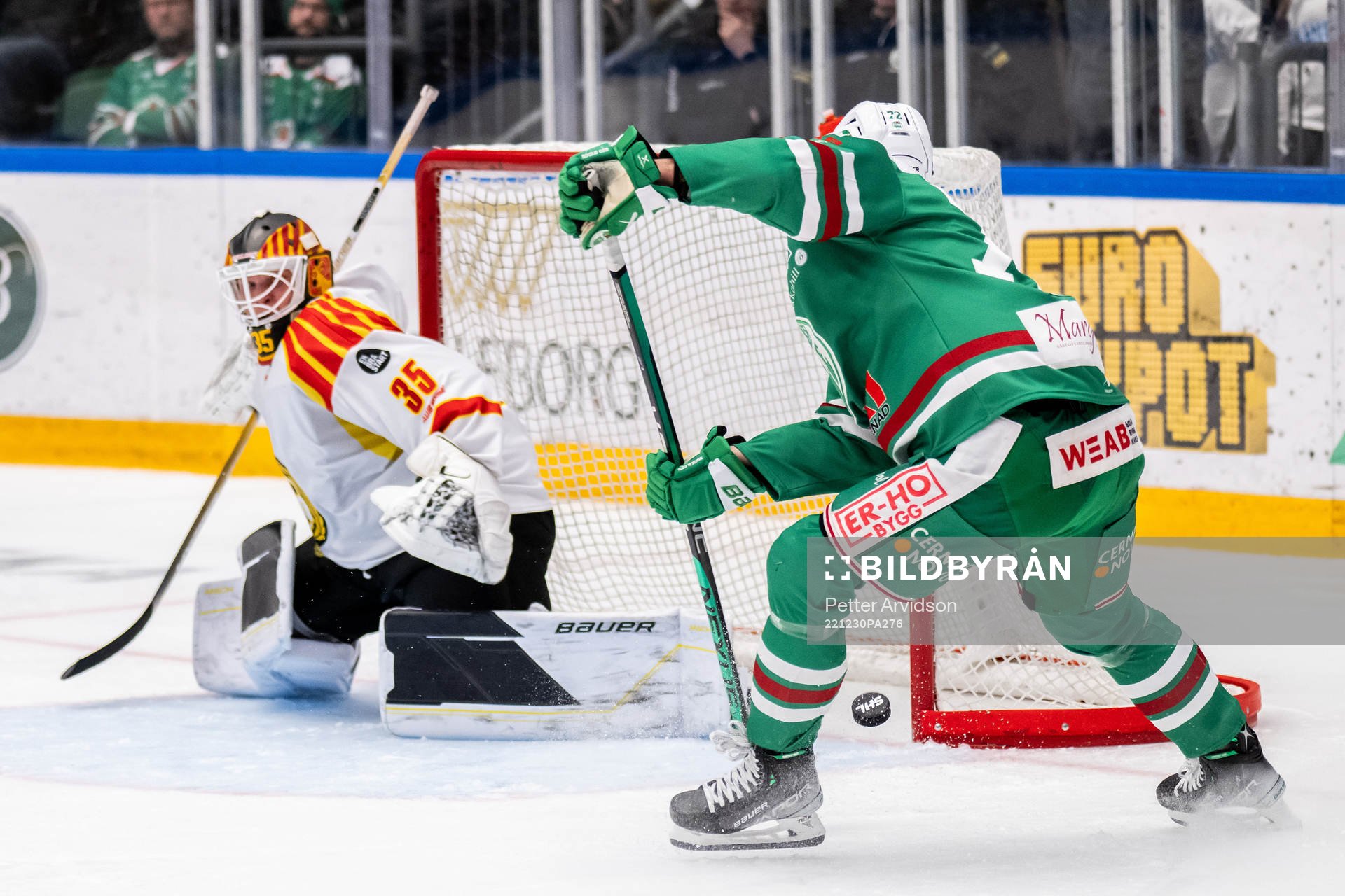 Rögles Daniel Zaar med målchans mot Brynäs målvakt Tomi