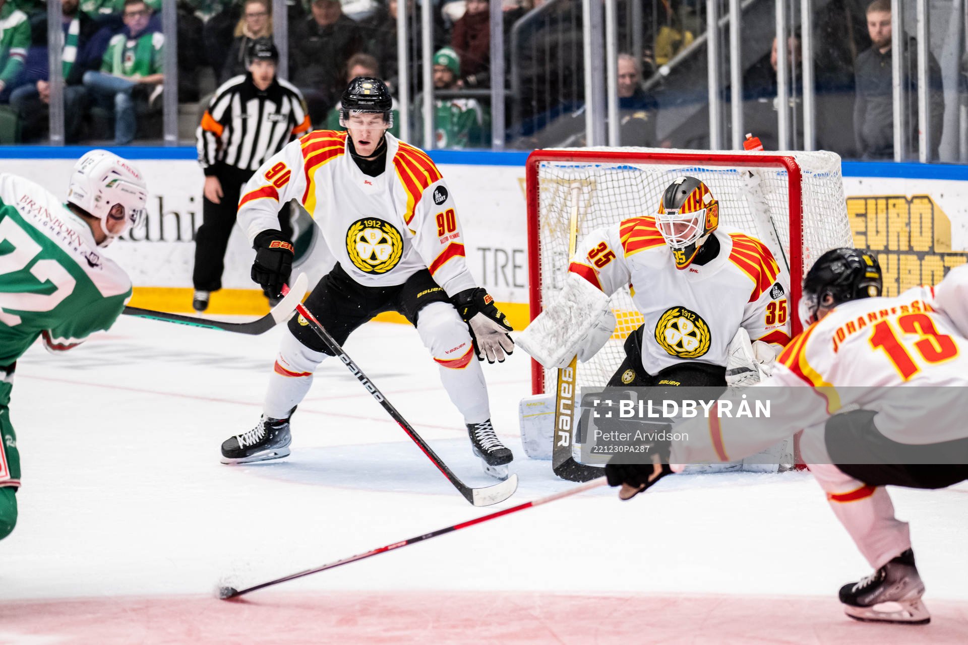 Rögles Daniel Zaar gör 7-4 bakom Brynäs David Sklenicka