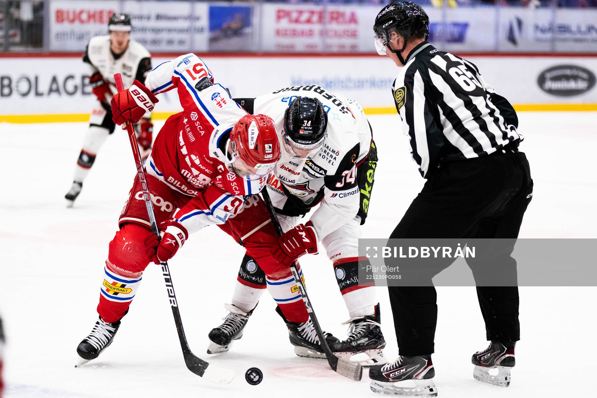 Timrås Anton Lander tekar mot Malmö Redhawks Carl