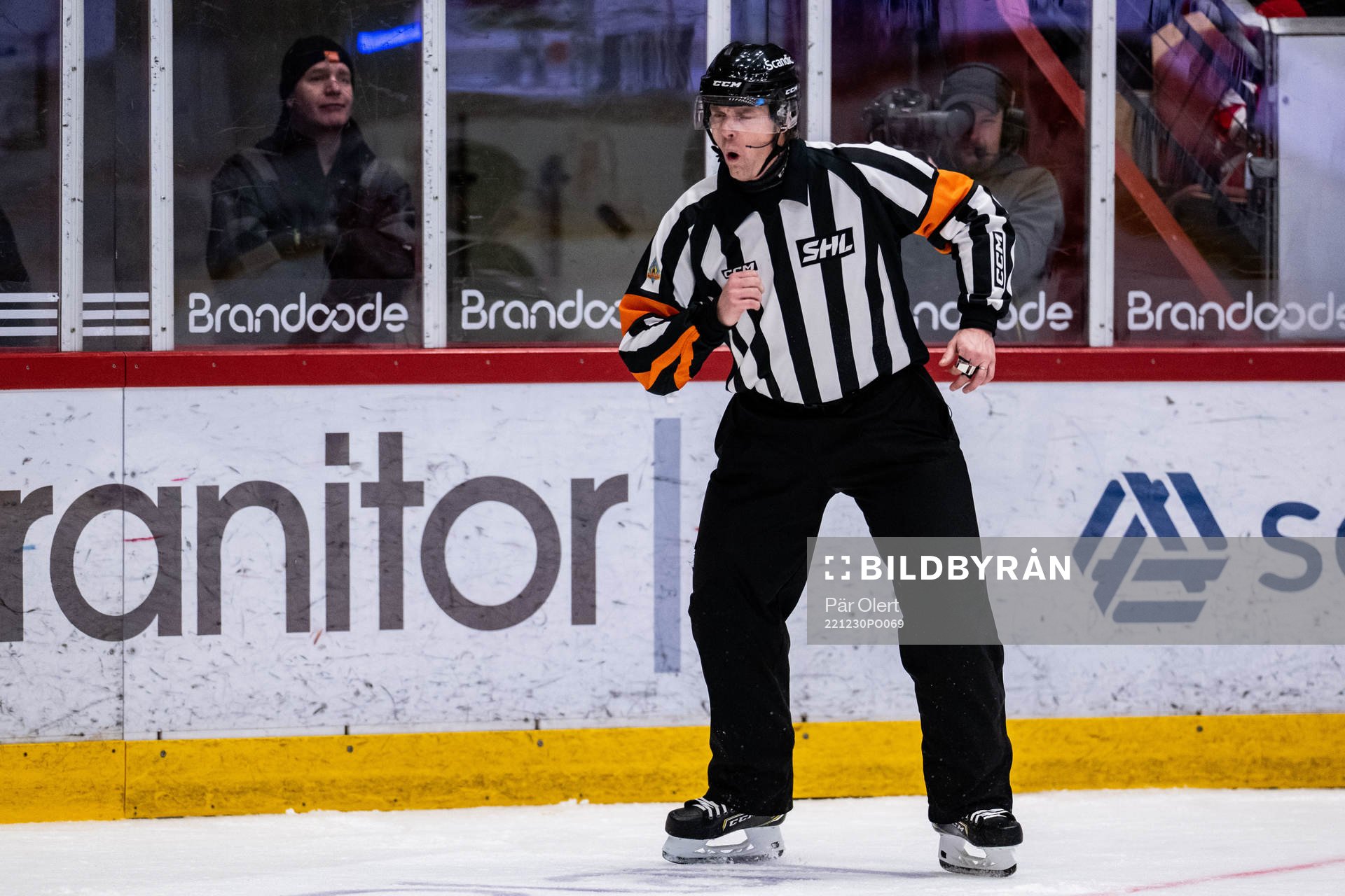 Domare Mikael Andersson har ont