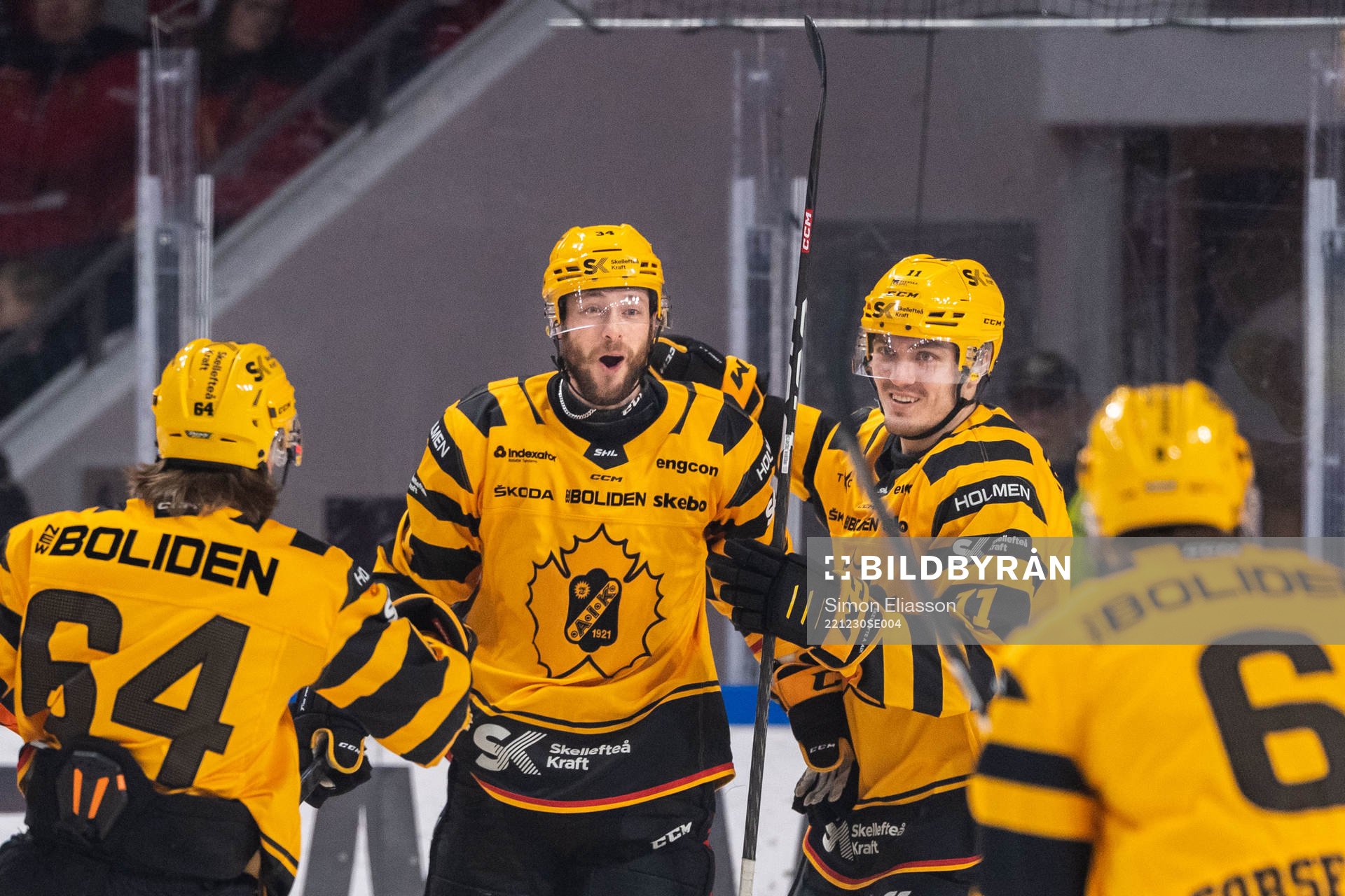 Skellefteås Tom Kühnhackl och Max Lindholm jublar