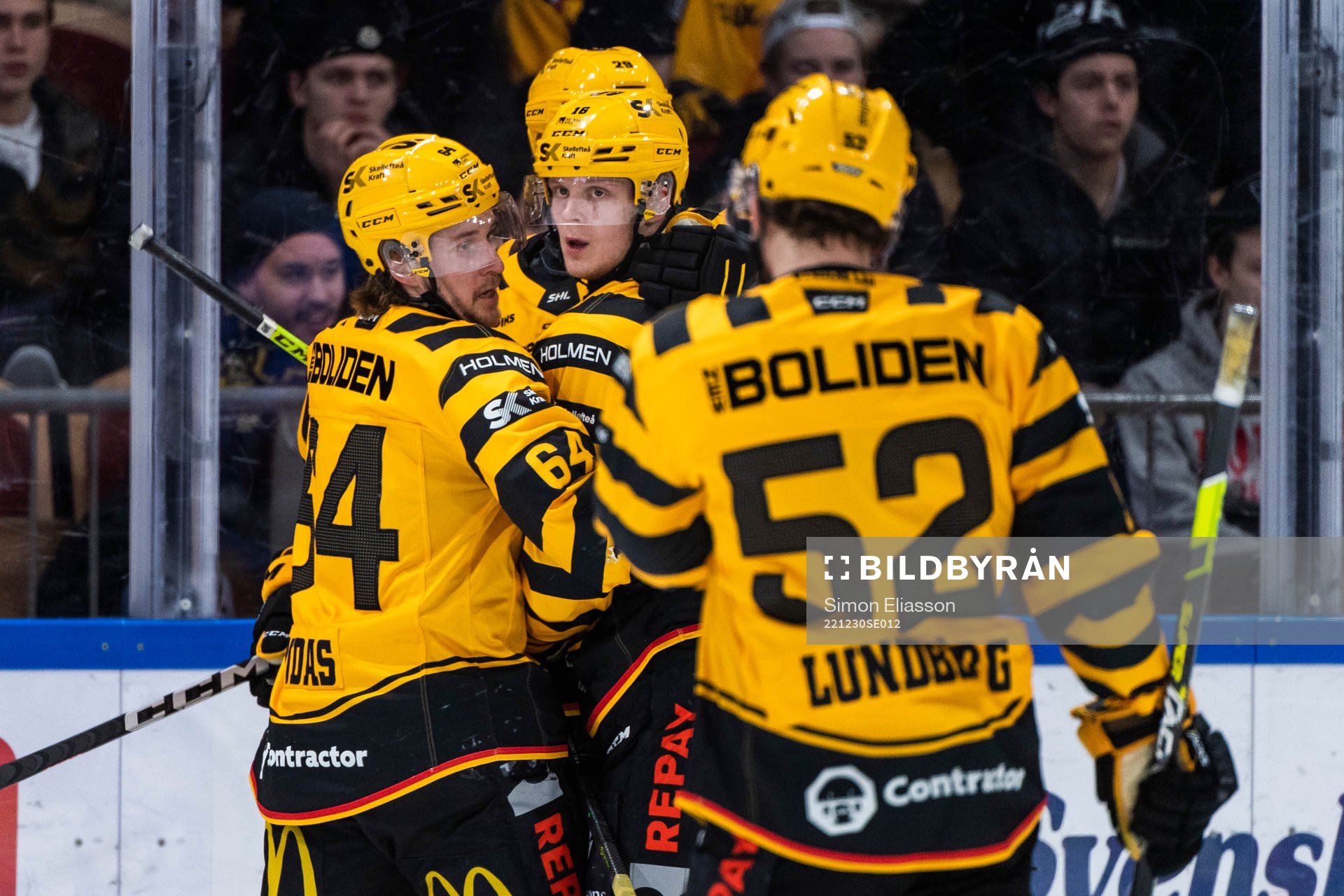 Skellefteås Jonathan Pudas och Linus Lindström jublar med