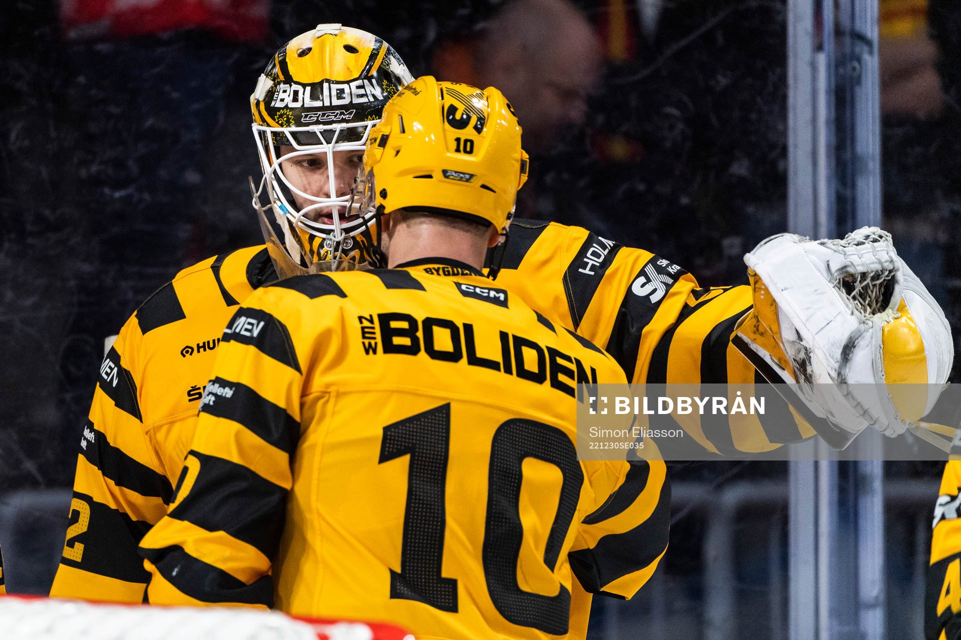 Skellefteås målvakt Linus Söderström jublar med Joakim