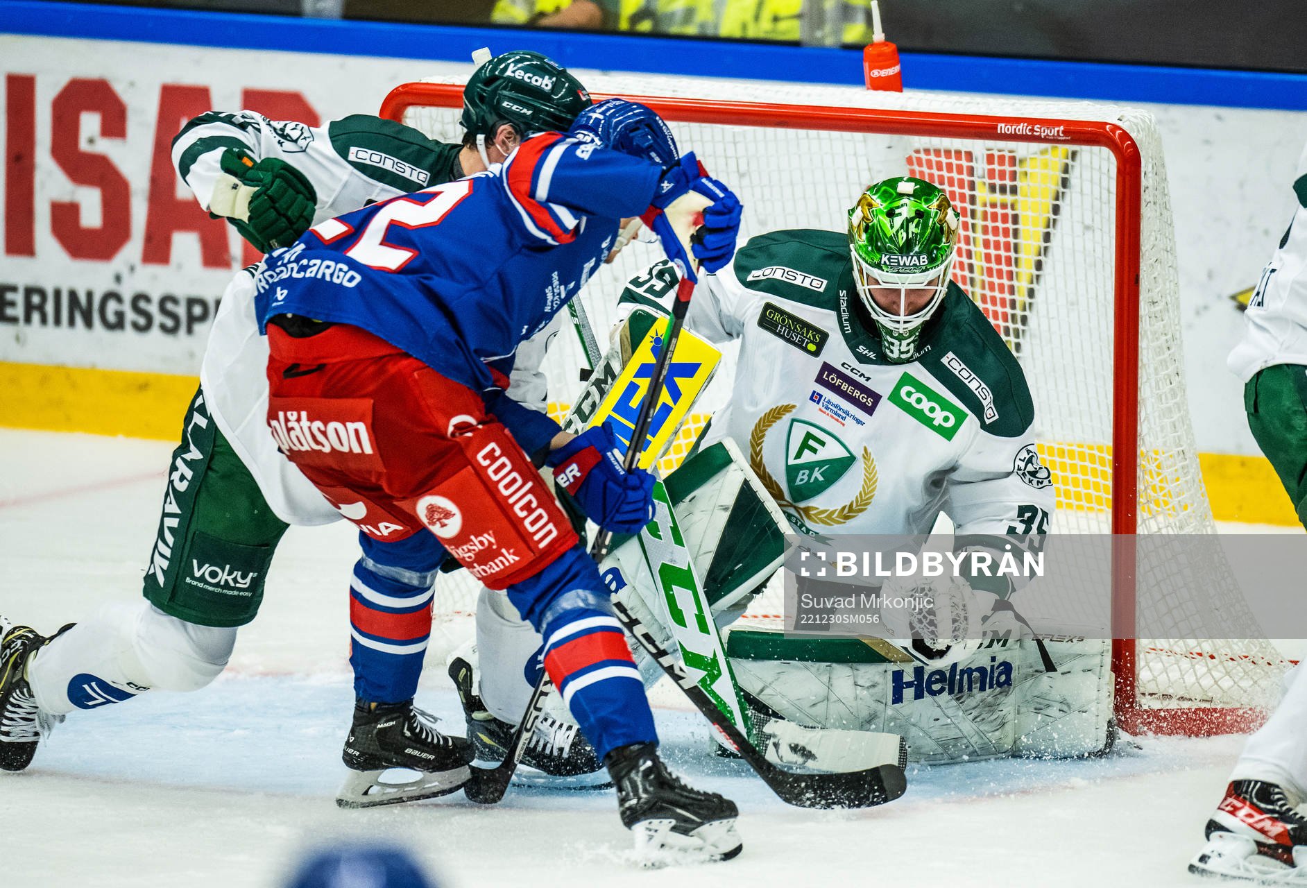 Oskarshamns John Dahlström och Färjestads målvakt Dennis