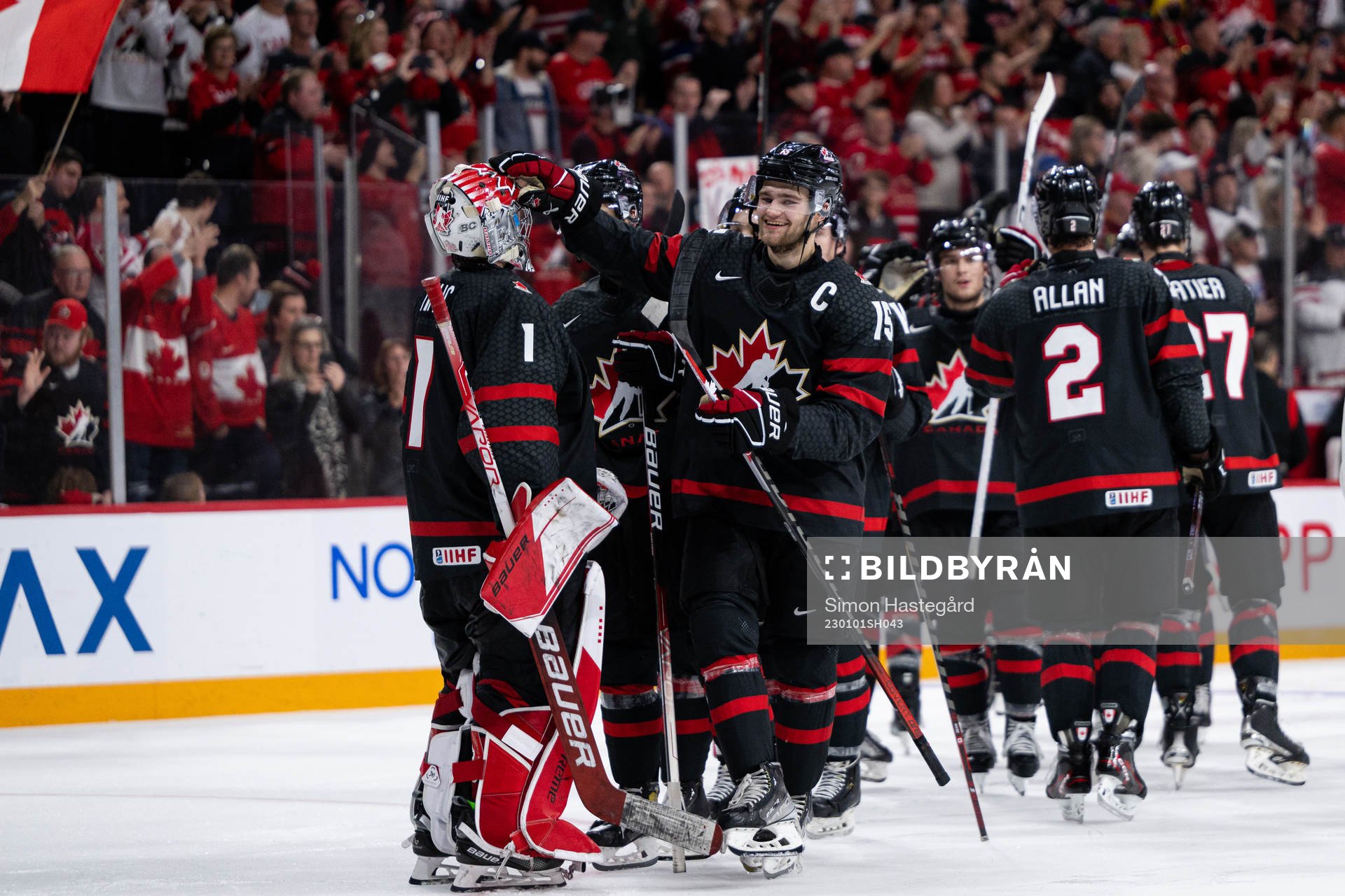 Shane Wright and goalkeeper Thomas Milic of Canada celebrate