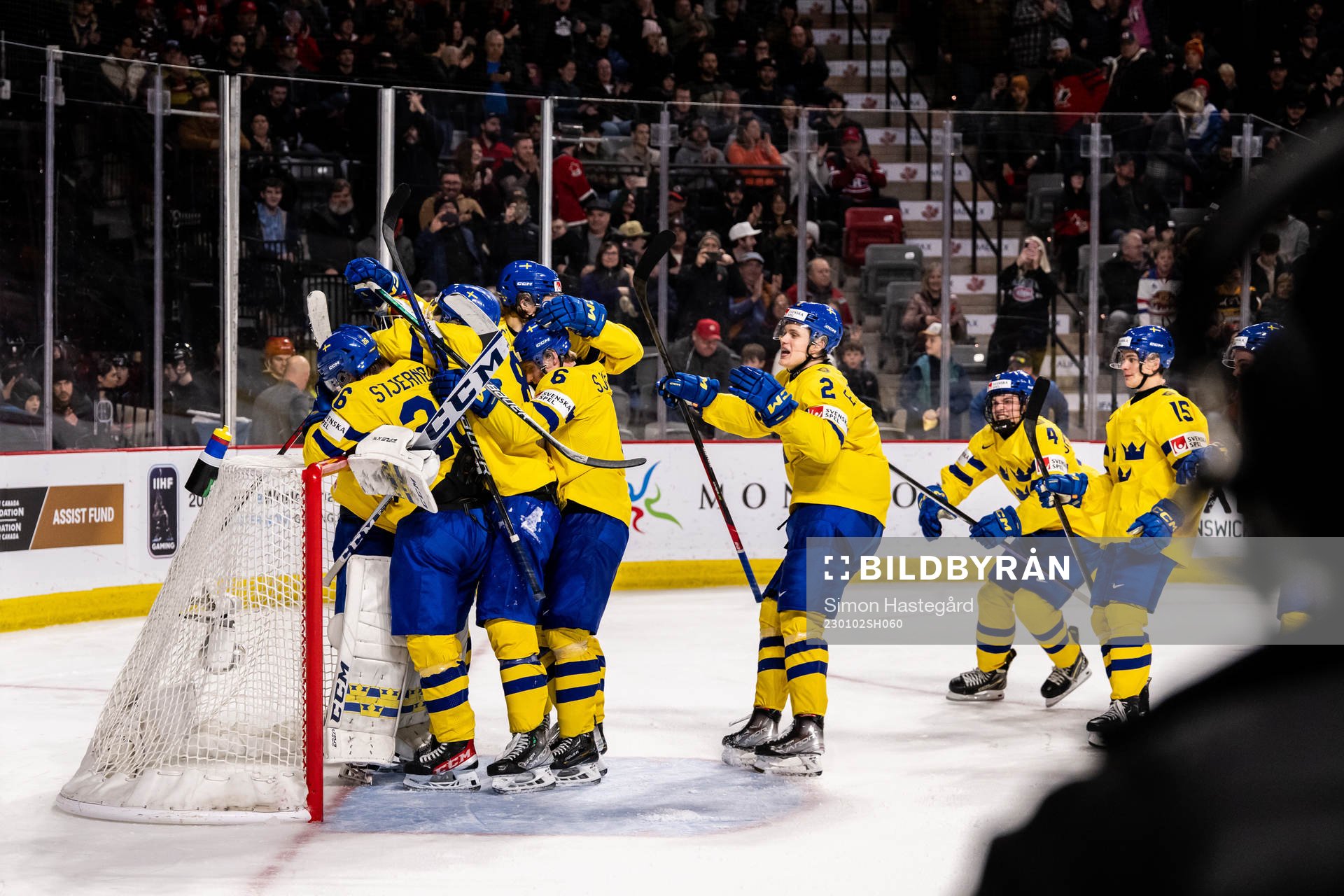 Players of Sweden celebrate with goaltender Carl Lindbom