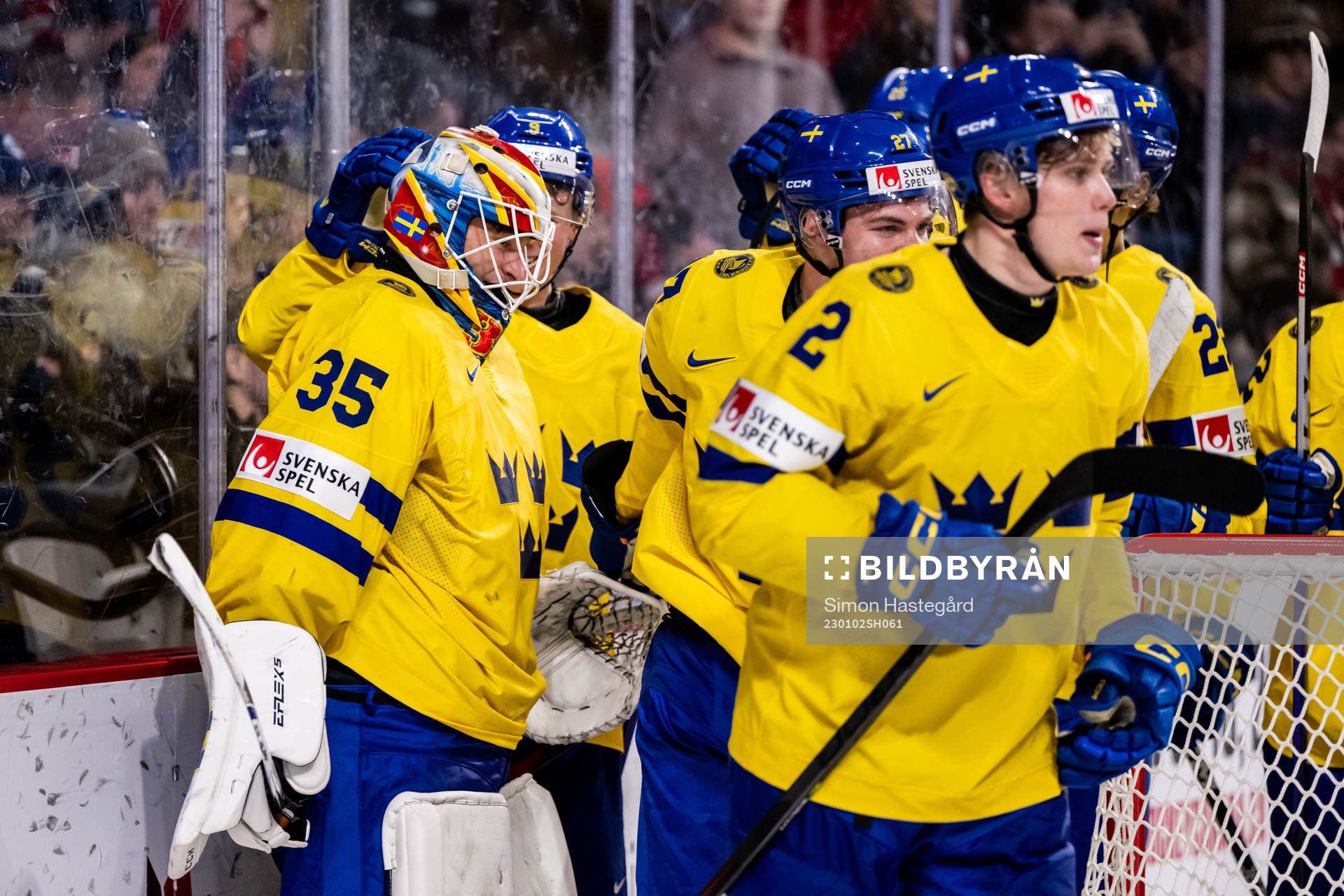 Players of Sweden celebrate with goaltender Carl Lindbom