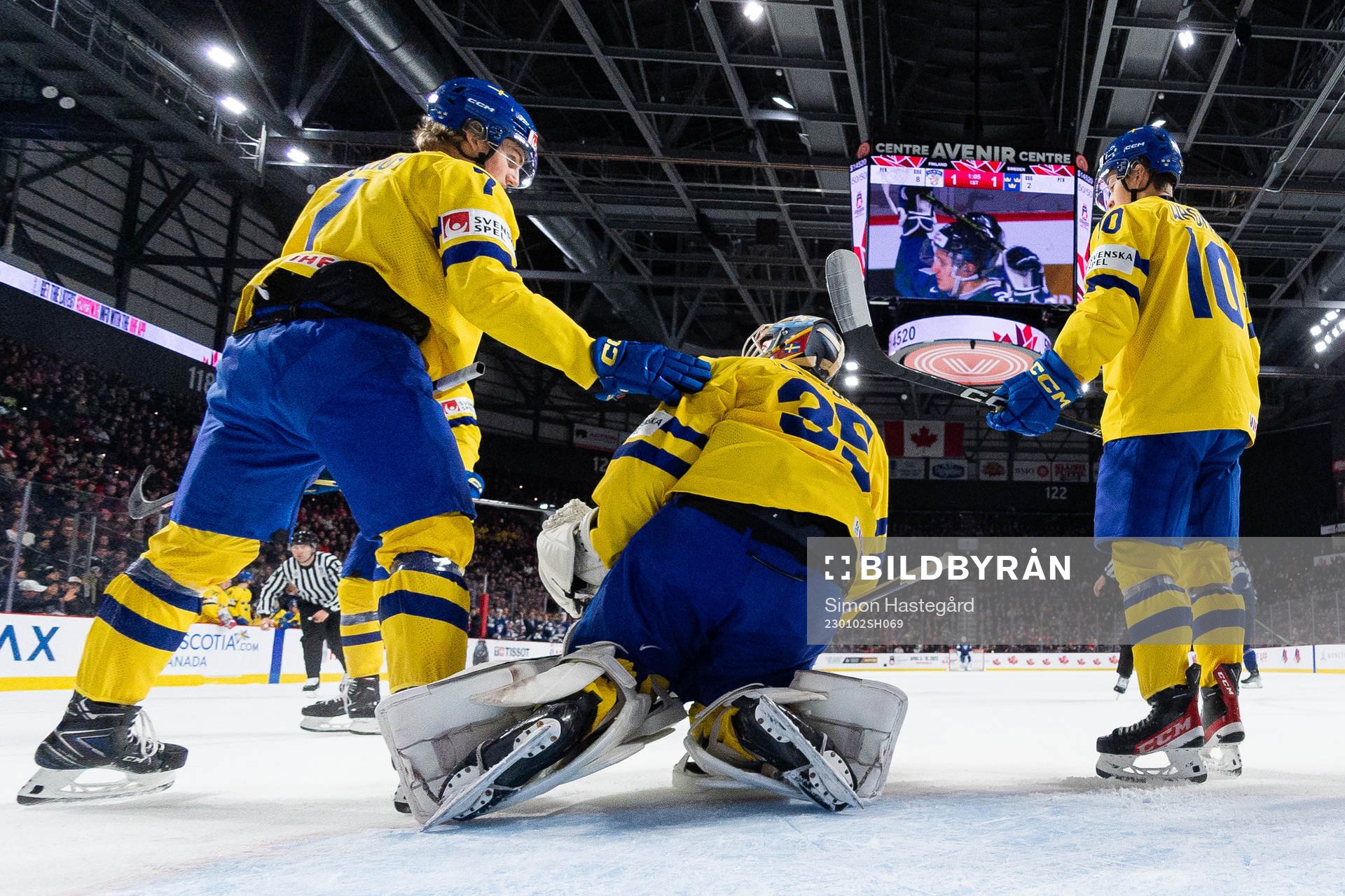 Calle Odelius , goaltender Carl Lindbom and Fabian Wagner