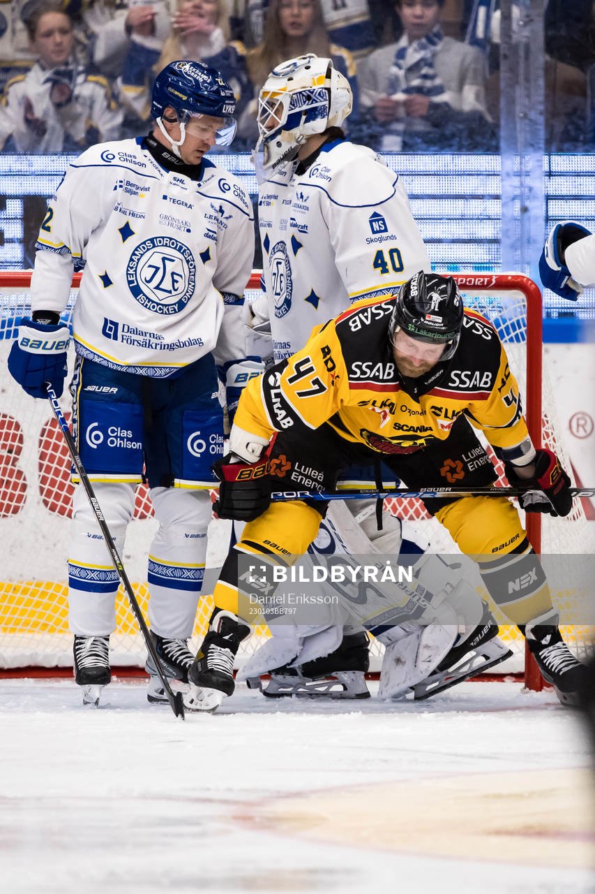 Luleås Leo Komarov framför Leksands Tobias Ekberg och
