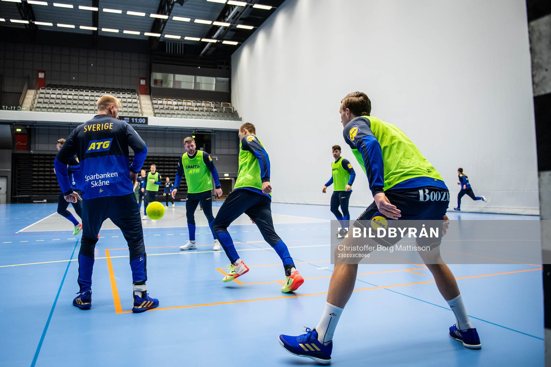 Spelarna värmer upp med fotboll
