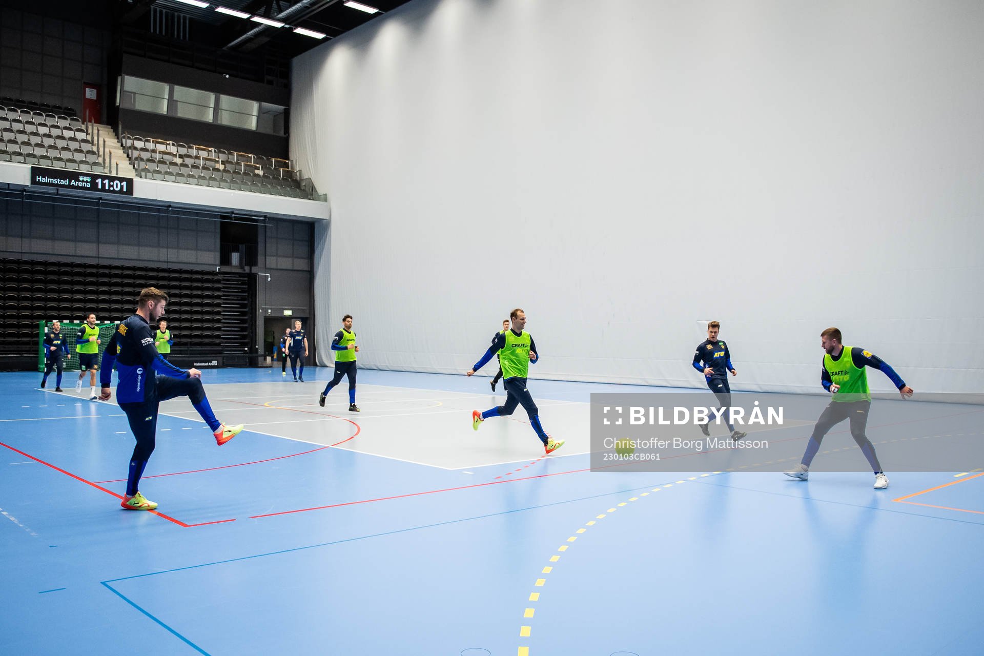 Spelarna värmer upp med fotboll