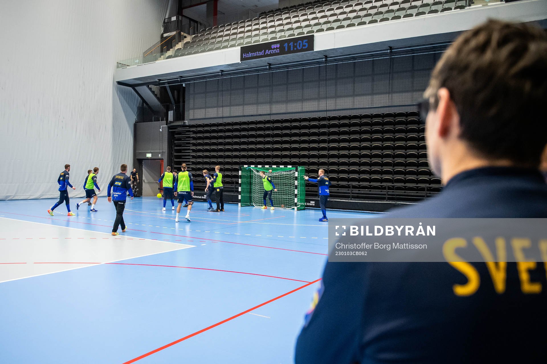 Spelarna värmer upp med fotboll