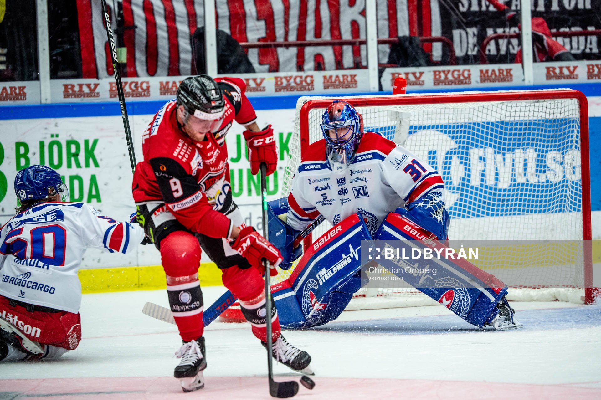 Malmö Redhawks Kim Rosdahl mot Oskarshamns målvakt Tim