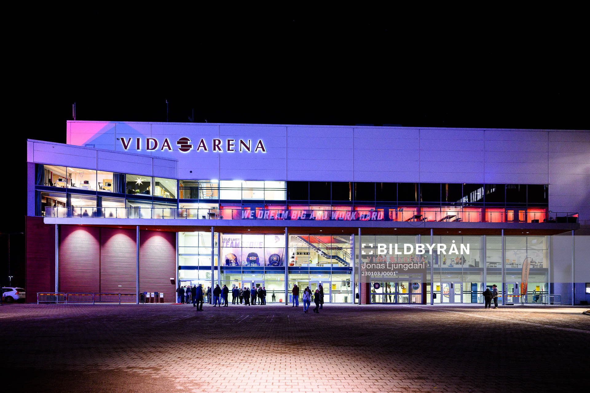 Exteriör vy av Vida arena före ishockeymatchen i SHL