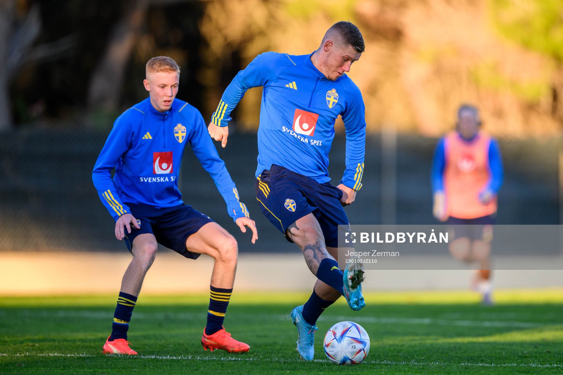Hugo Larsson and Victor Edvardsen of the Swedish national football team at a training session on January 3, 2023 in Algarve. 