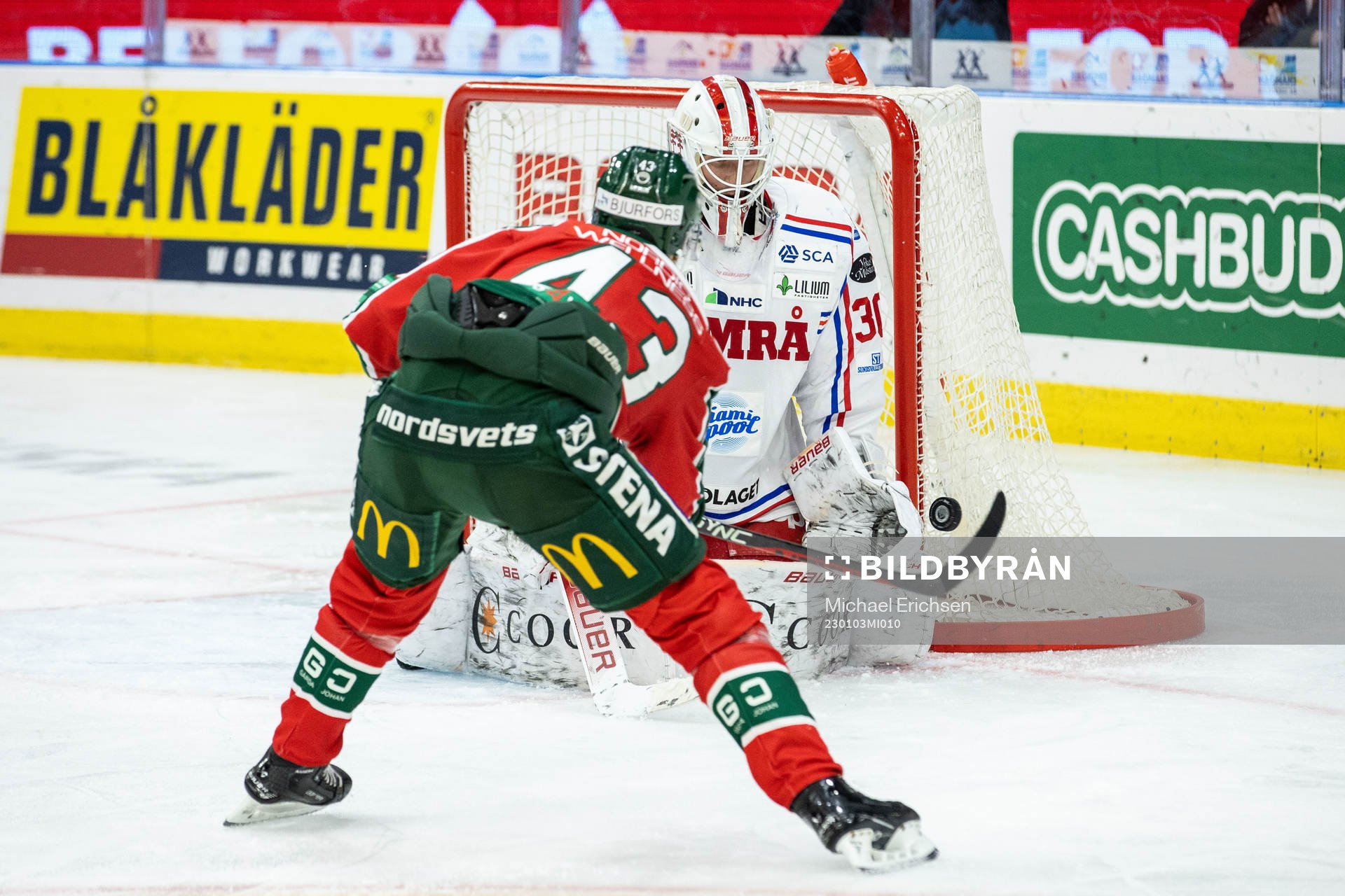 Timrås målvakt Jacob Johansson räddar skott från