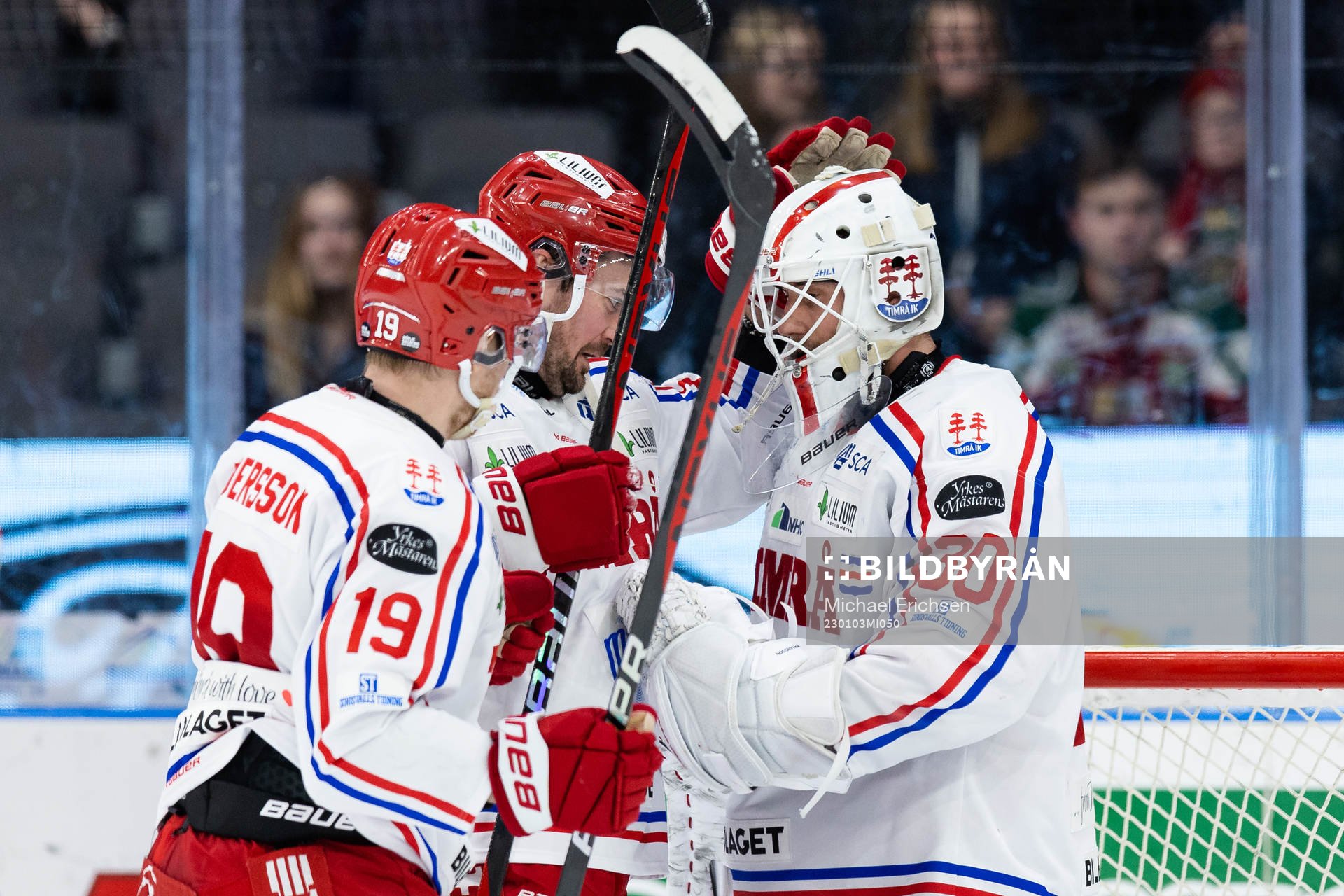 Timrås målvakt Jacob Johansson jublar med lagkamrater
