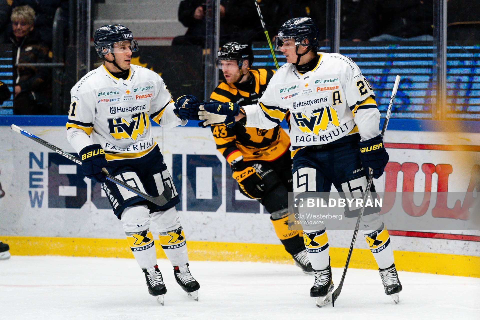HV71s Andy Miele och André Petersson jublar